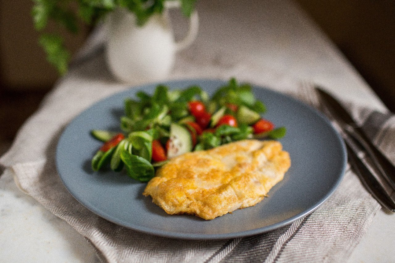 Куриные отбивные фото. Куриная отбивная с гарниром. Отбивные из курицы гарнир. Гарнир к куриному филе. Отбивная куриная в тарелки.