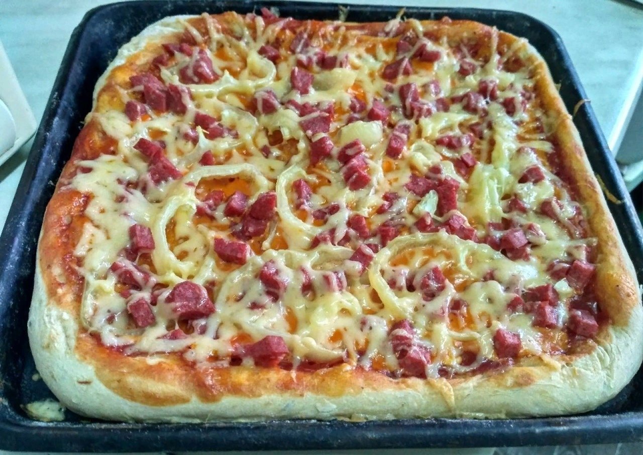 Домашняя пицца 10. Пицца домашняя. Пицца домашняя на столе. Пицца домашняя фото. Приготовление домашней пиццы.