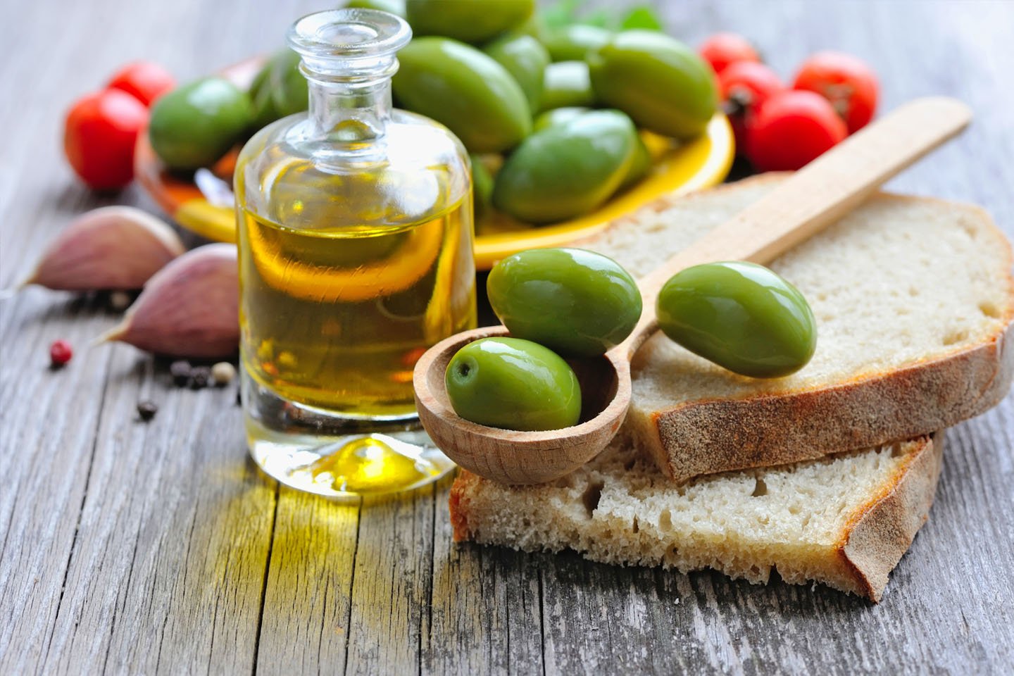 Оливковое масло имеет. Оливковое масло. Масло оливы. Оливковое масло и маслины. Продукты с оливковым маслом.