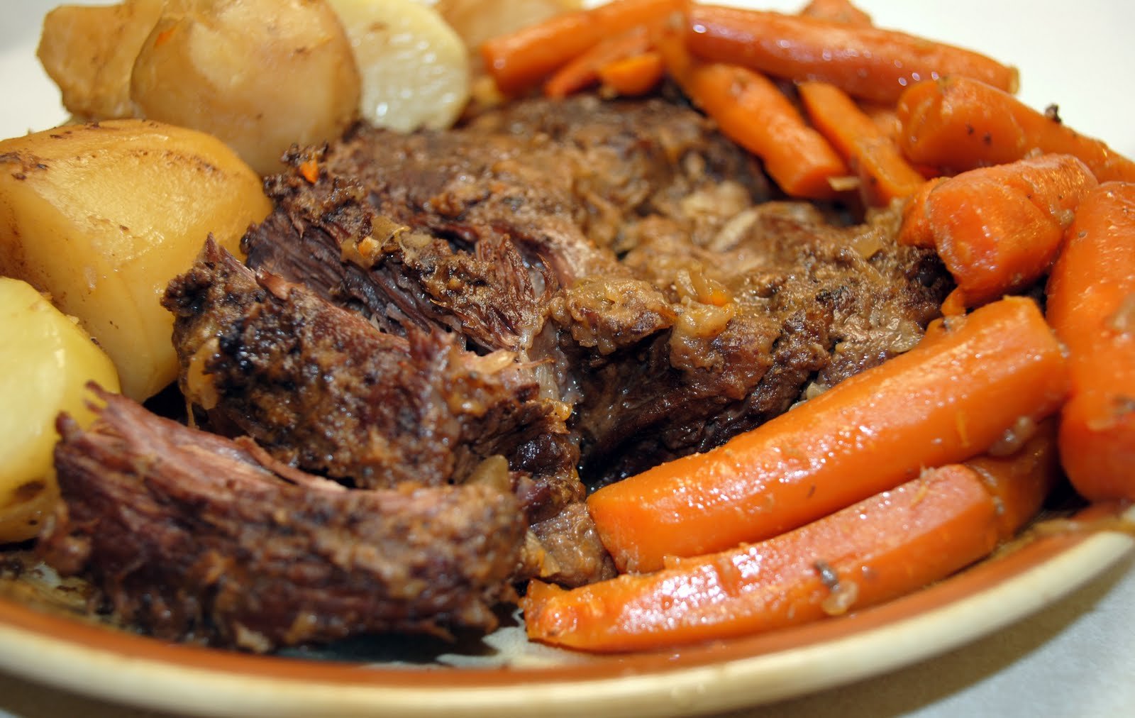 Картошка с мясом в печи. Мясо духовое. Жаркое из говядины. Говядина с картошкой. Говядина запеченная с морковью.