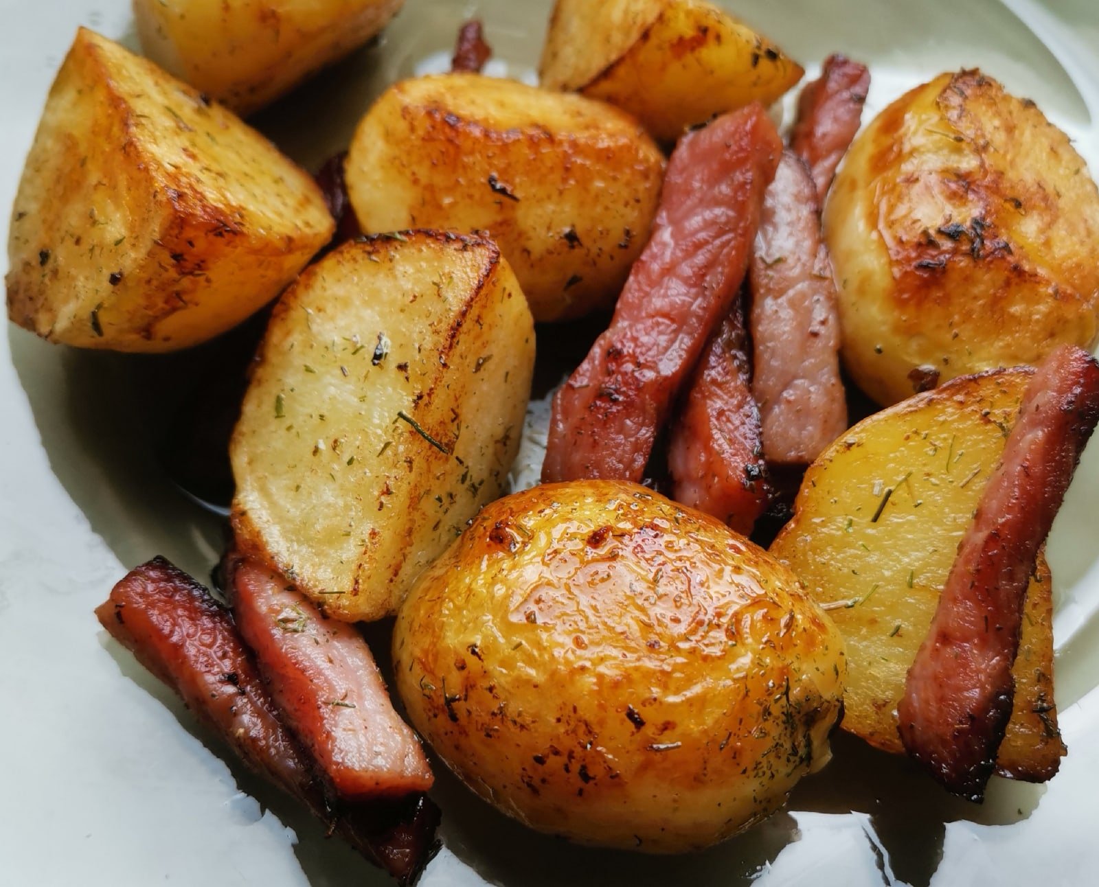 Рецепты вкусной картошки без мяса. Картошка с чесноком в духовке. Вкусная жареная картошка. Обжаренная картошка. Картошка на сковороде.