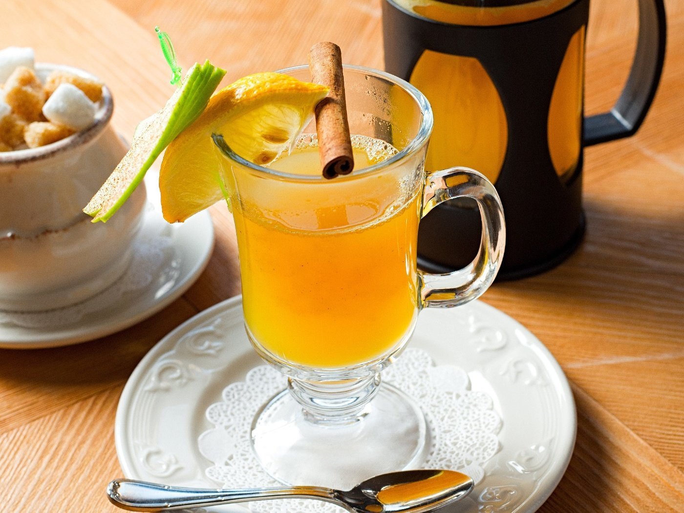 Чай с лимоном каждый день. Чай с лимоном. Чашка чая с лимоном. Горячий чай с лимоном. Чай с лимоном картинки.