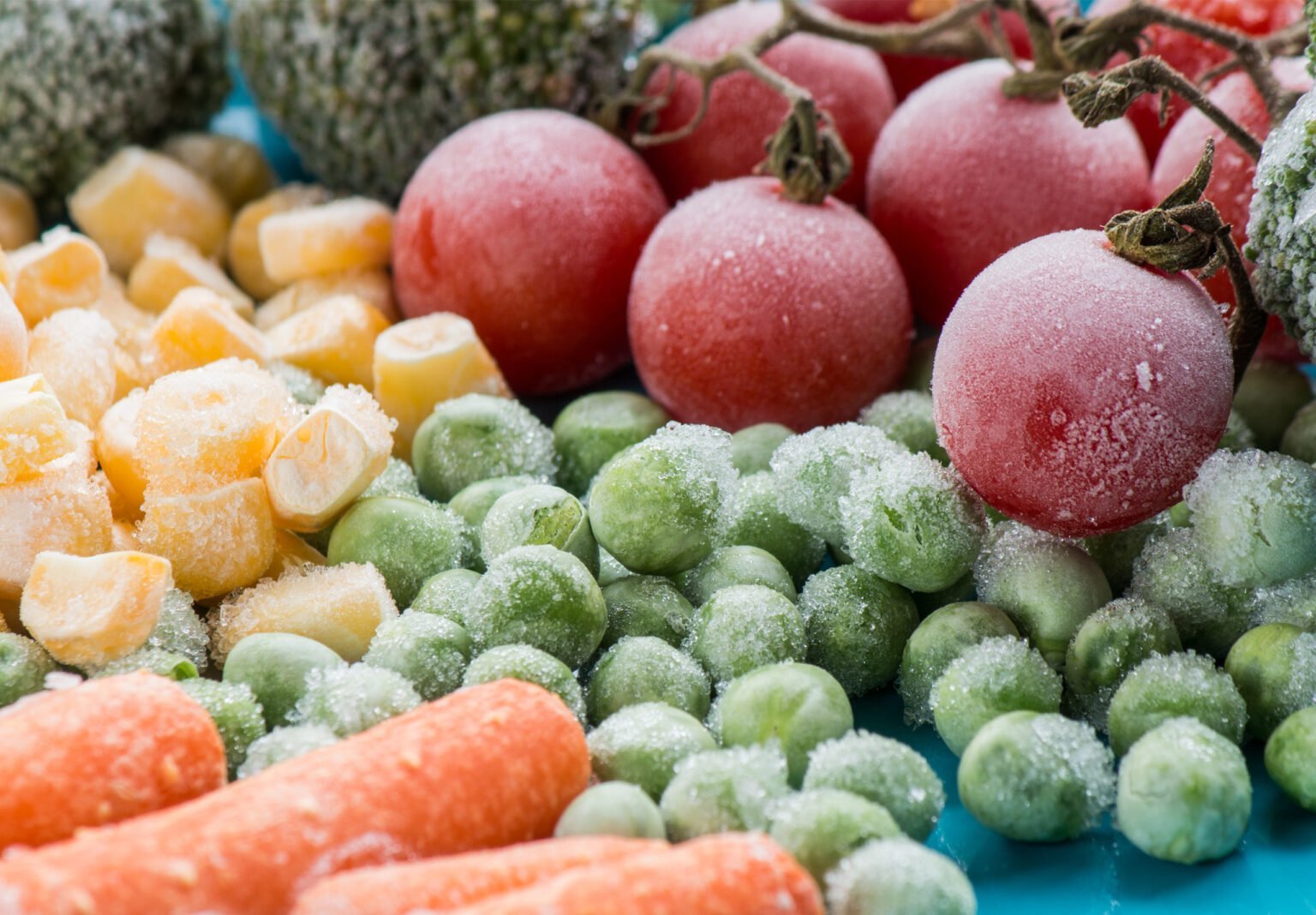 Freezing fruits. Замороженные продукты. Замороженные овощи и фрукты. Замороженные овощи и фрукты в ассортименте. Замороженные овощи фрукты фон.