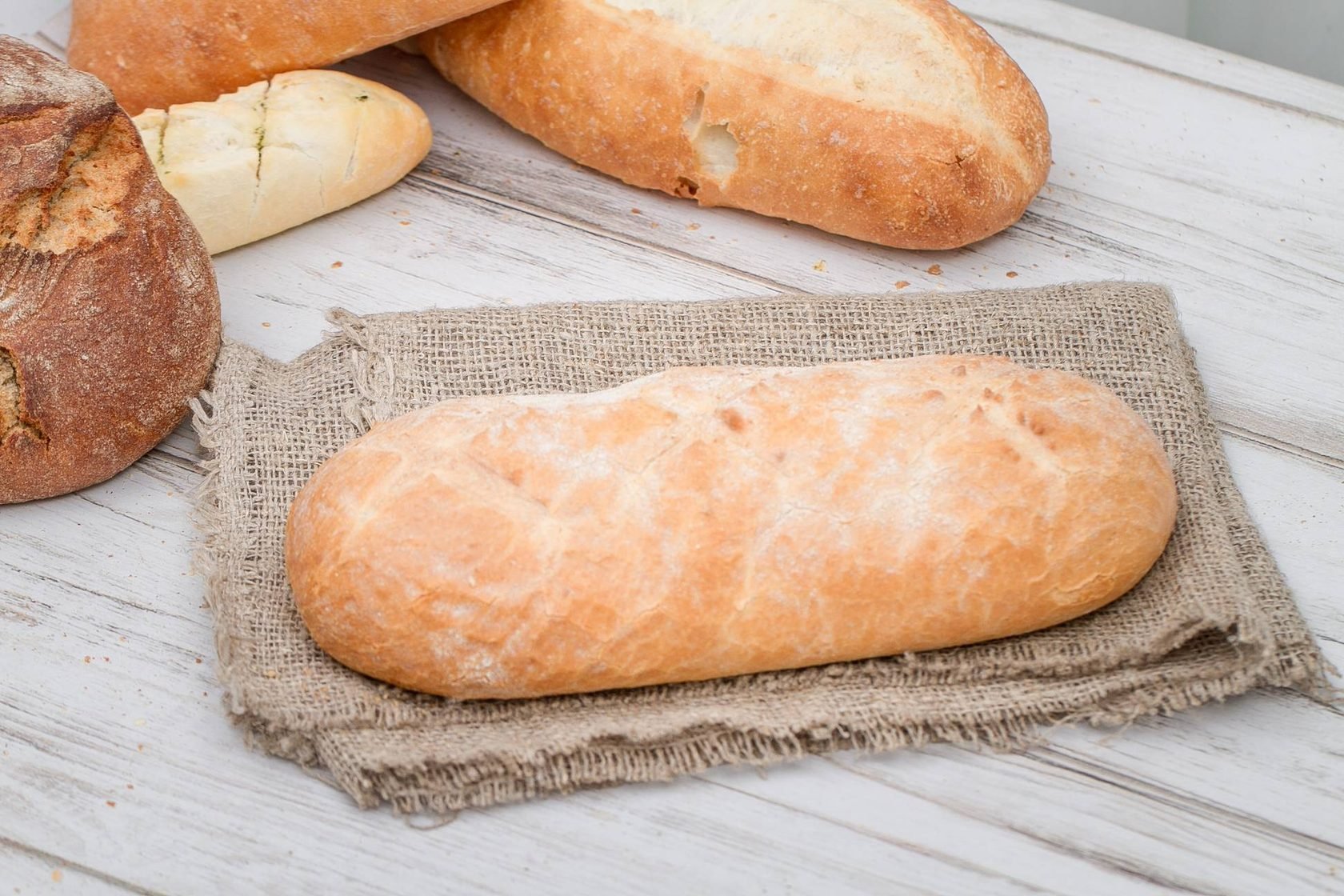 Пшеничный хлеб в форме. Каравай Кубани чиабатта. Хлеб чиабатта черный. Чиабатта карбон. Пшеничной муки хлеб подовый.