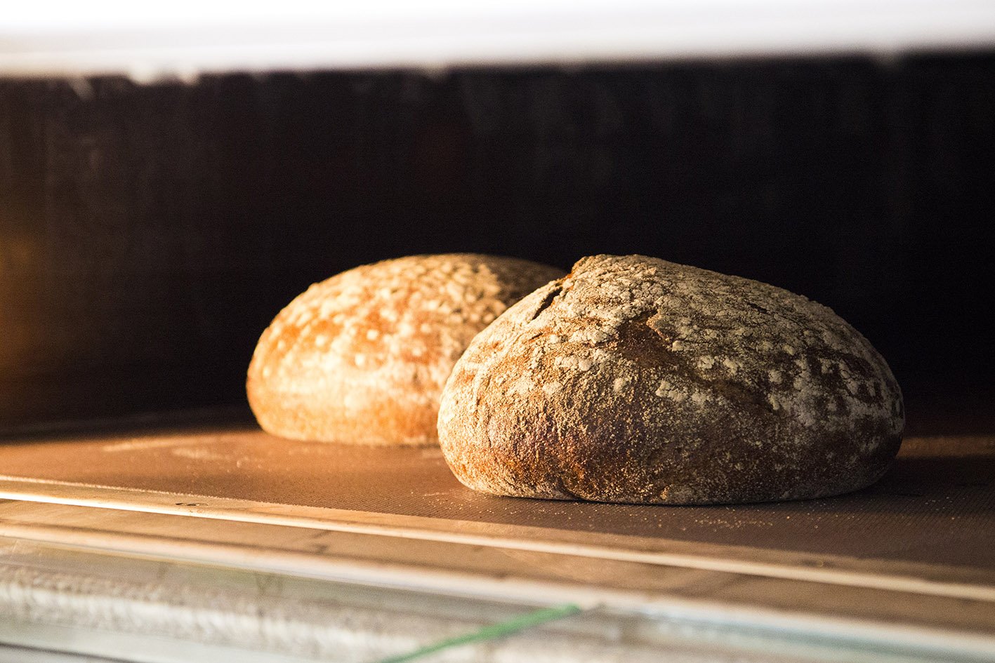 Подовой домашний хлеб. Хлеб из печи. Подовый хлеб. Хлеб из русской печи. Каменный хлеб.