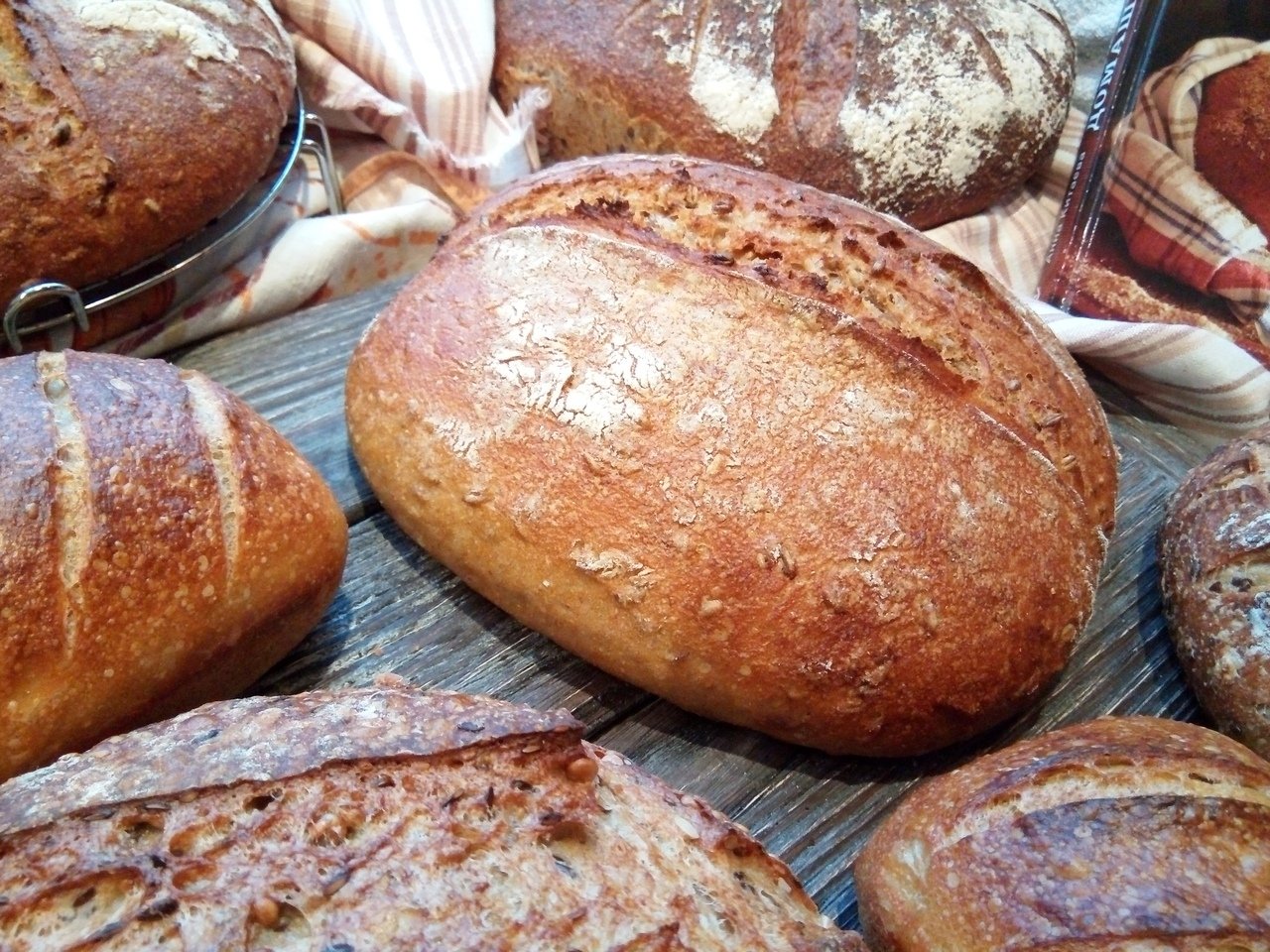 Подовый хлеб это какой. Пшенично-ржаной хлеб подовый. Хлеб Черниговский подовый ржано-пшеничный Восход. Хлеб пшеничный деревенский подовый. Подовый хлеб 1 сорта.