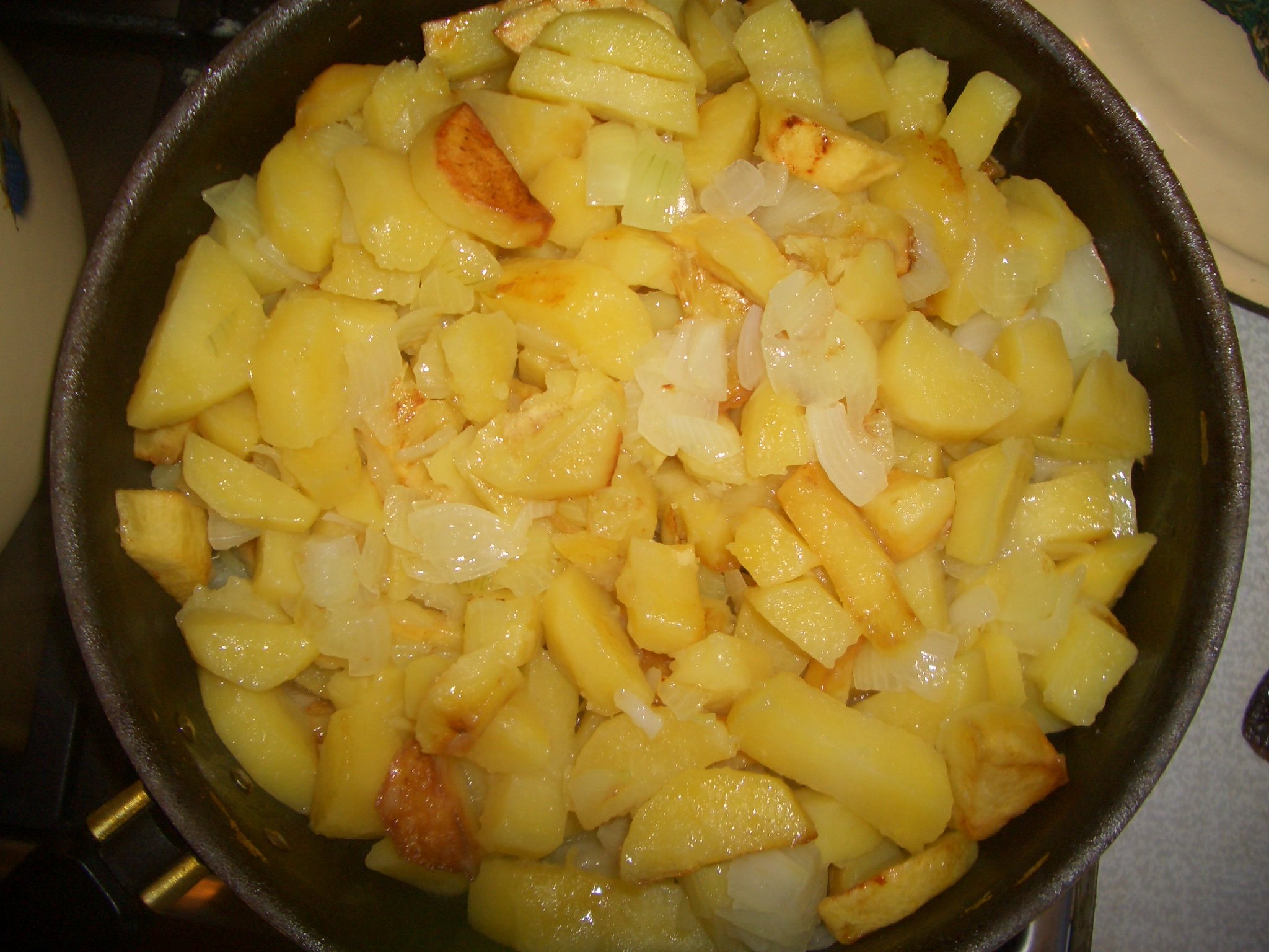 Как делать картошку на сковороде. Жареный картофель. Жареная картошка. Жареная картошка на сковороде. Жареная картошка домашняя.