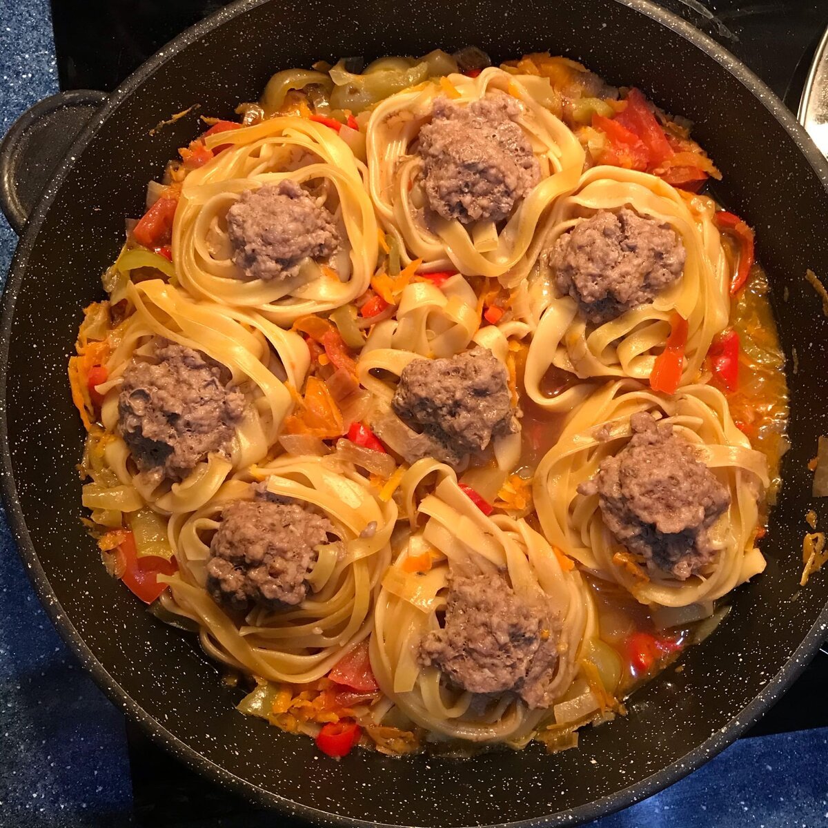 Гнезда из макарон с томатной