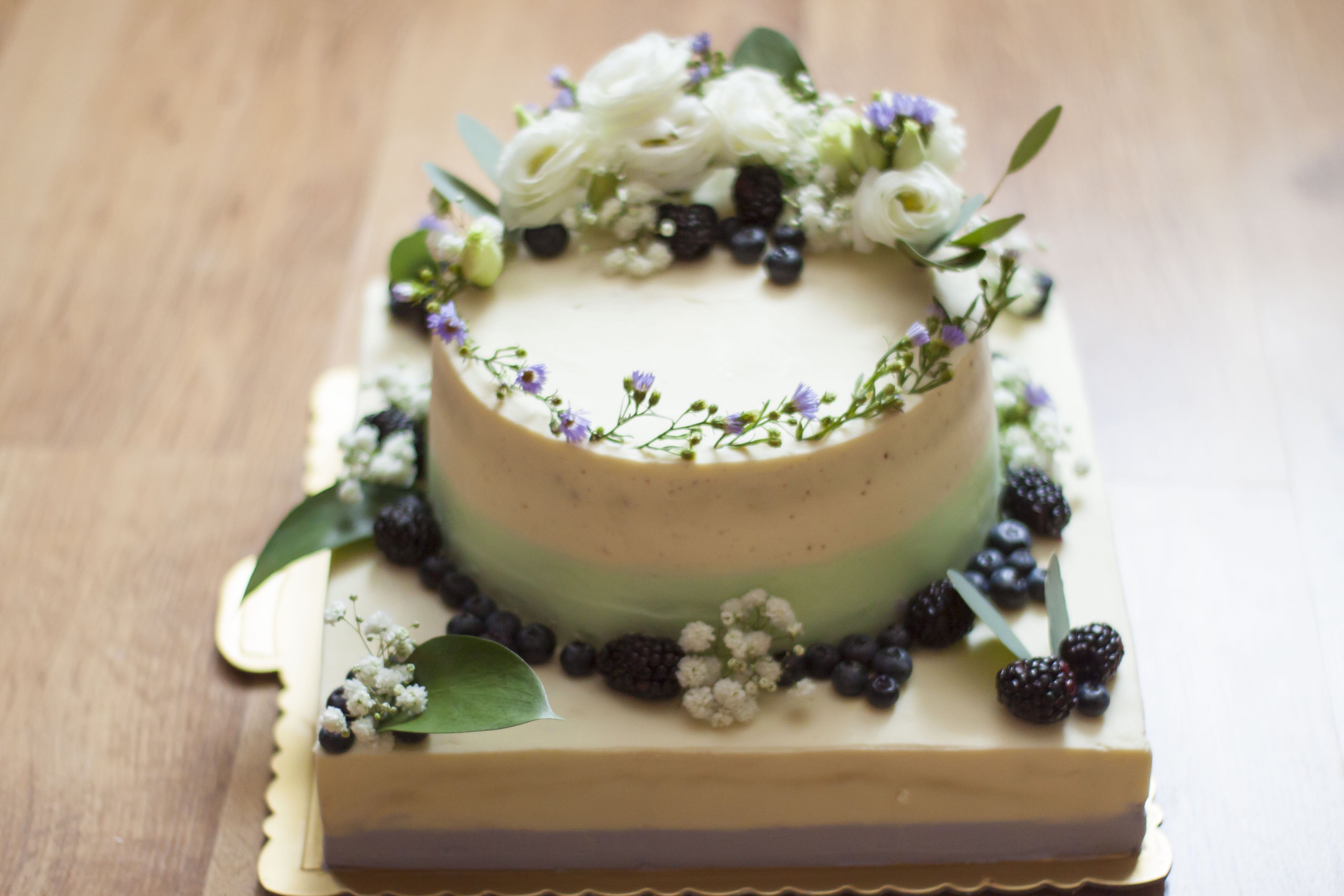 Украсить торт живыми. Свадебный торт с гипсофилой один ярус. Торт украшенный цветами живыми гипсофилой. Украшение торта живыми цветами. Торт с живыми цветами.