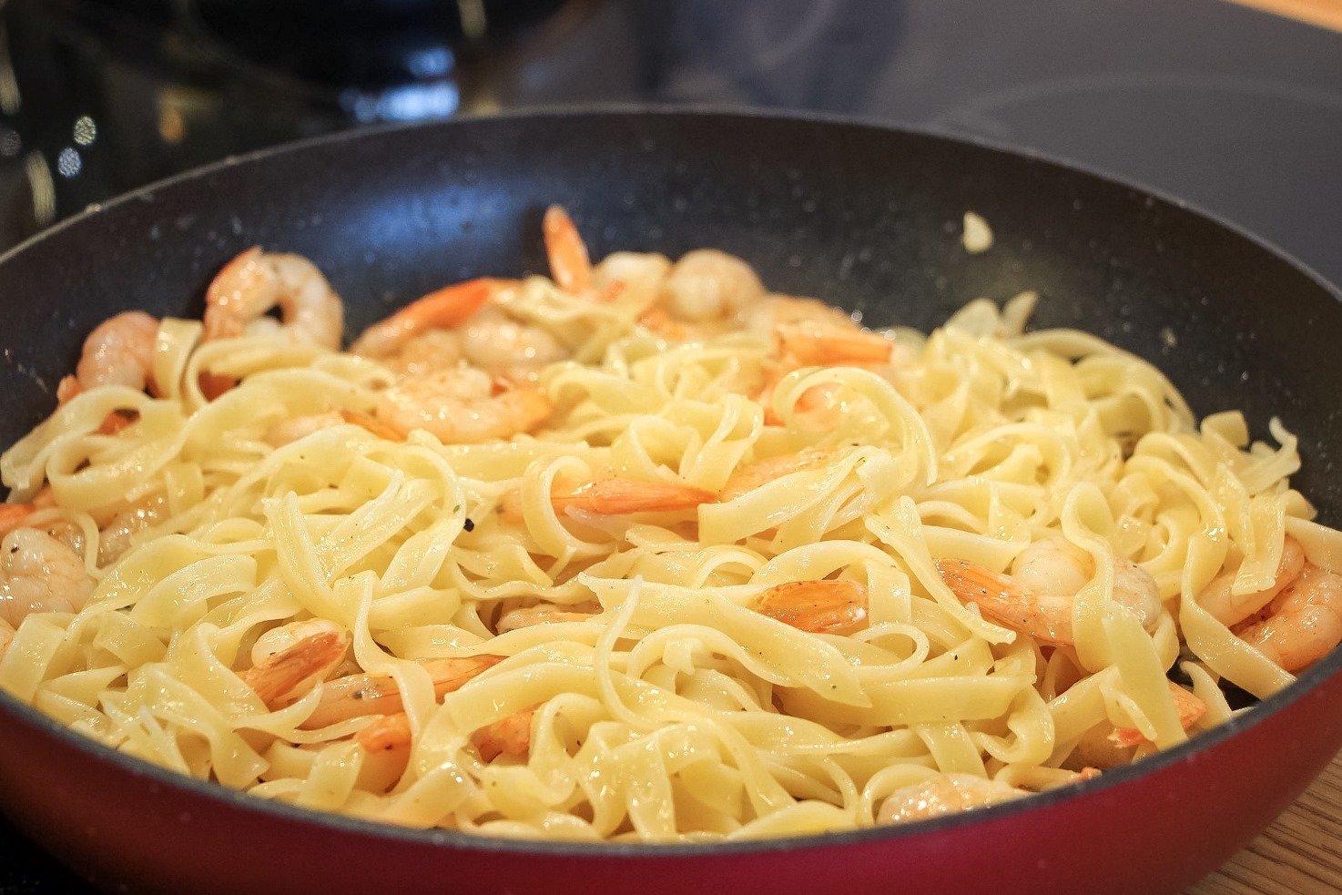 Макароны с сыром и помидорами на сковороде. Спагетти с колбасой. Паста с сосисками. Спагетти с сосисками и сыром. Макароны с сыром и сосисками.