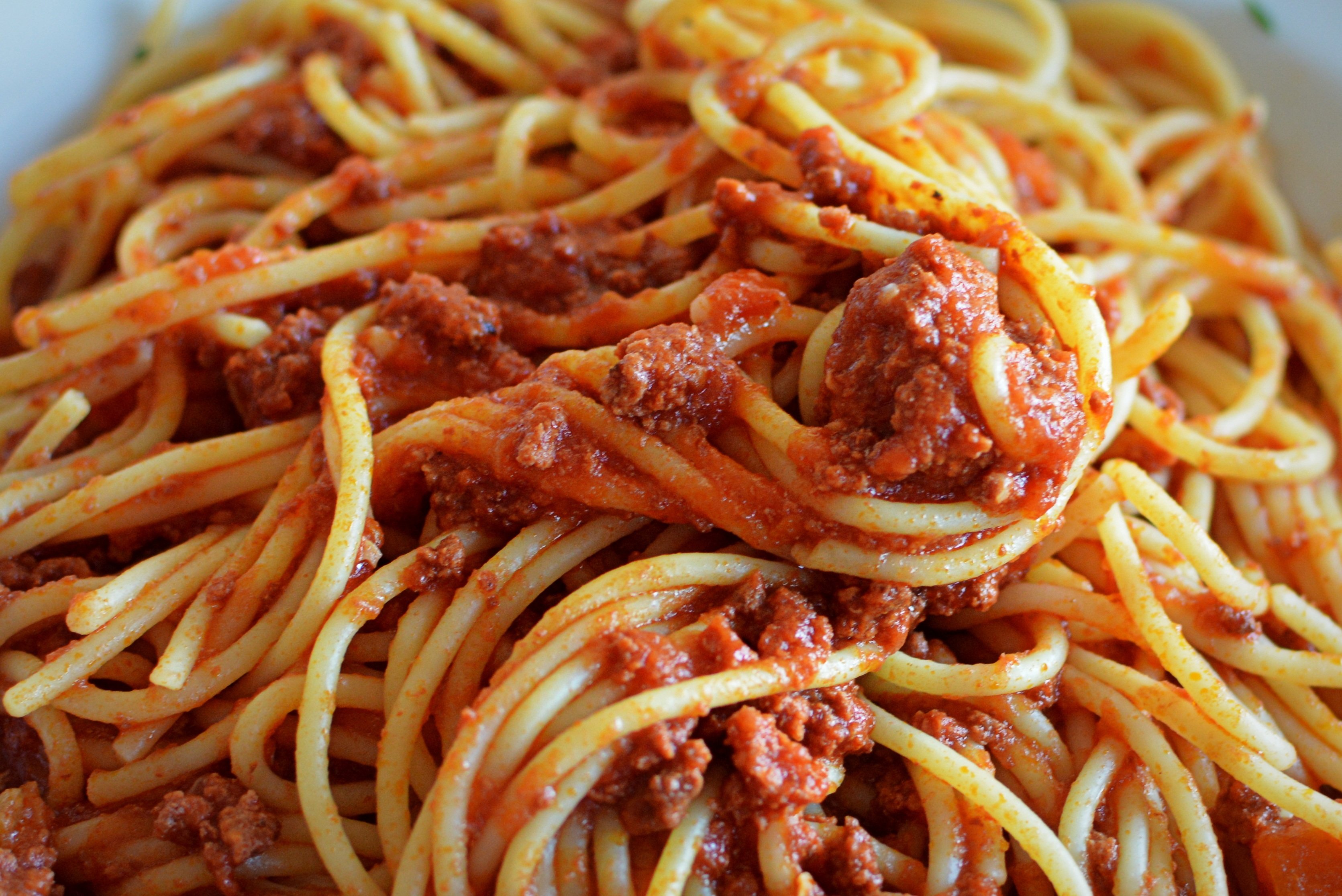 Спагетти болоньезе томатная паста. Букатини болоньезе. Лингвини болоньезе. Паста лингвини Болоньез. Букатини с фаршем.