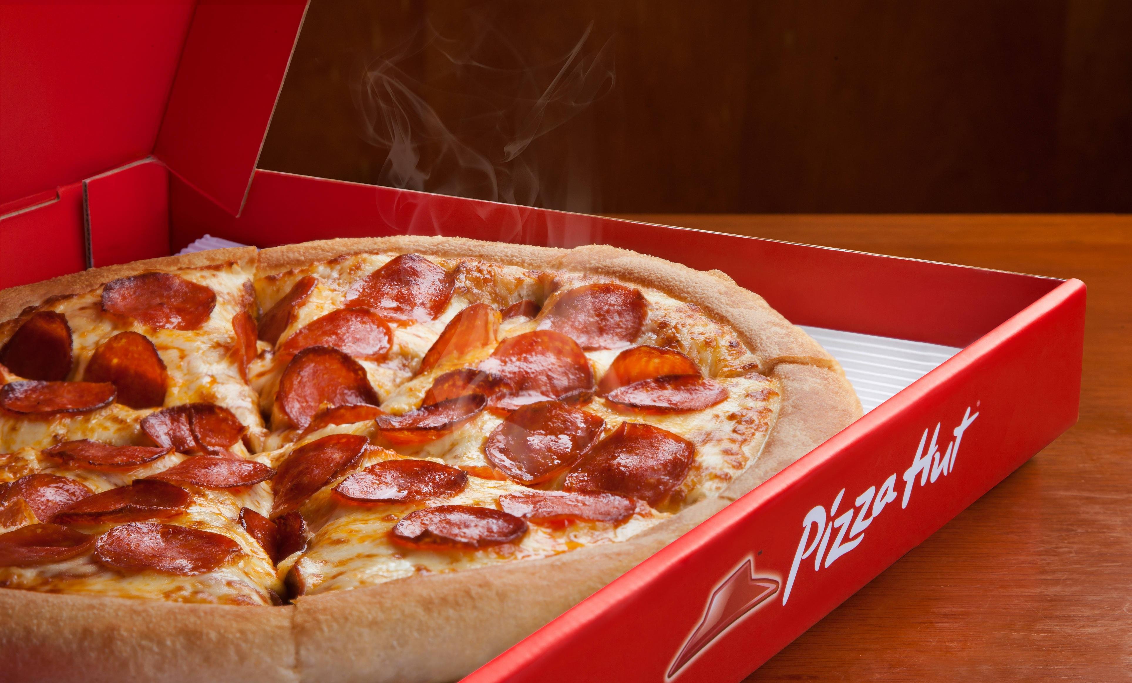 Пицца хат цена. Pizza Hut пепперони. Pizza Hut Ереван. Пицца хат хот дог борт. Пицца хат мясная.