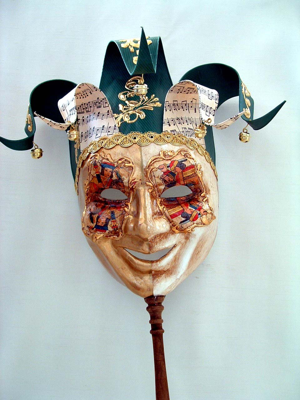 Мастер масок шмаков. Венецианская маска дель Торо. Театр комедии дель арте (Венеция) маски. Венецианская маска Вольтер. Маска Арлекина Венеция 17 век.