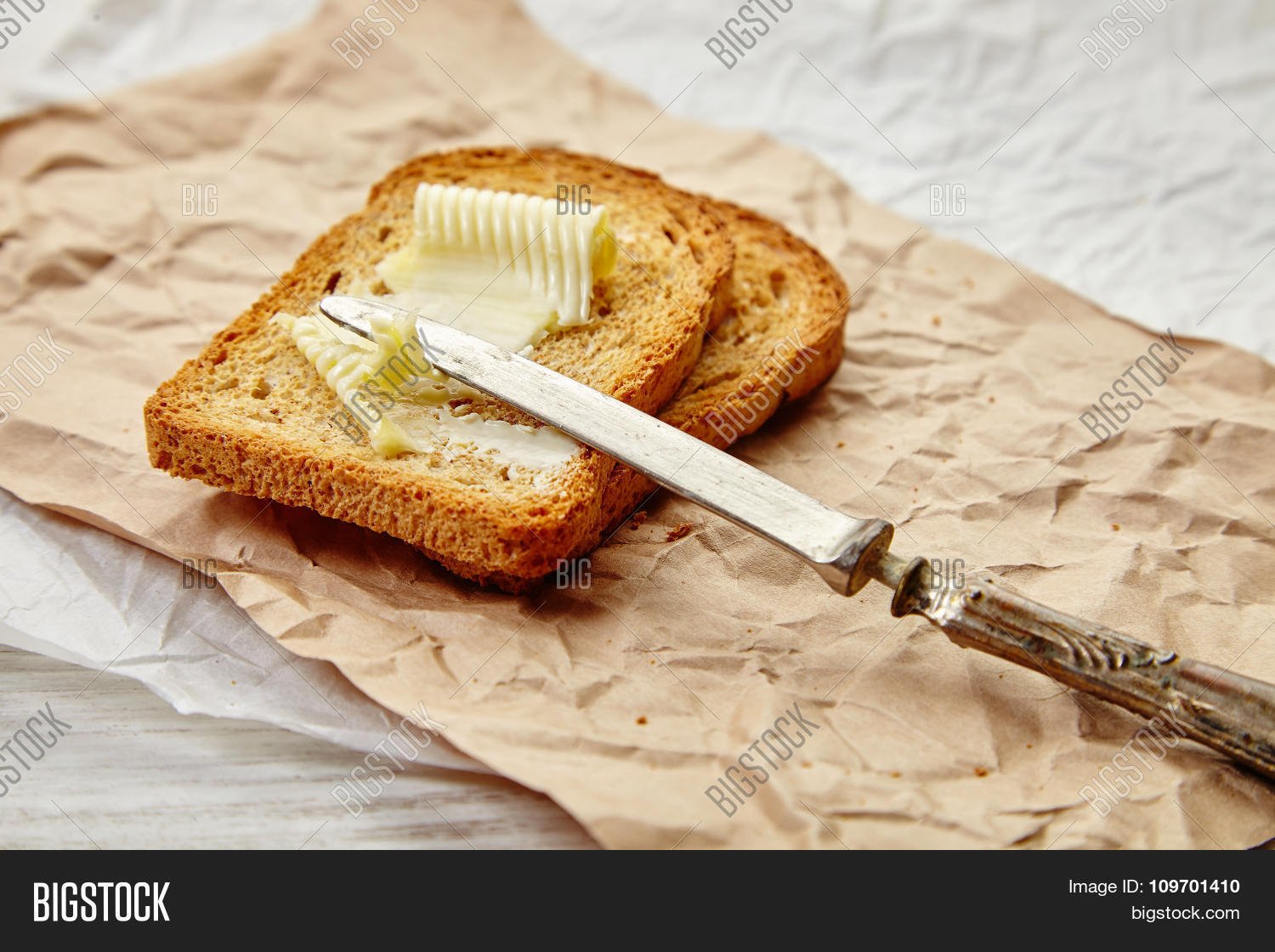 Можно ли есть масло с хлебом. Бутерброд с маслом. Хлеб с маслом. Сливочное масло на хлебе. Красивый бутерброд с маслом.