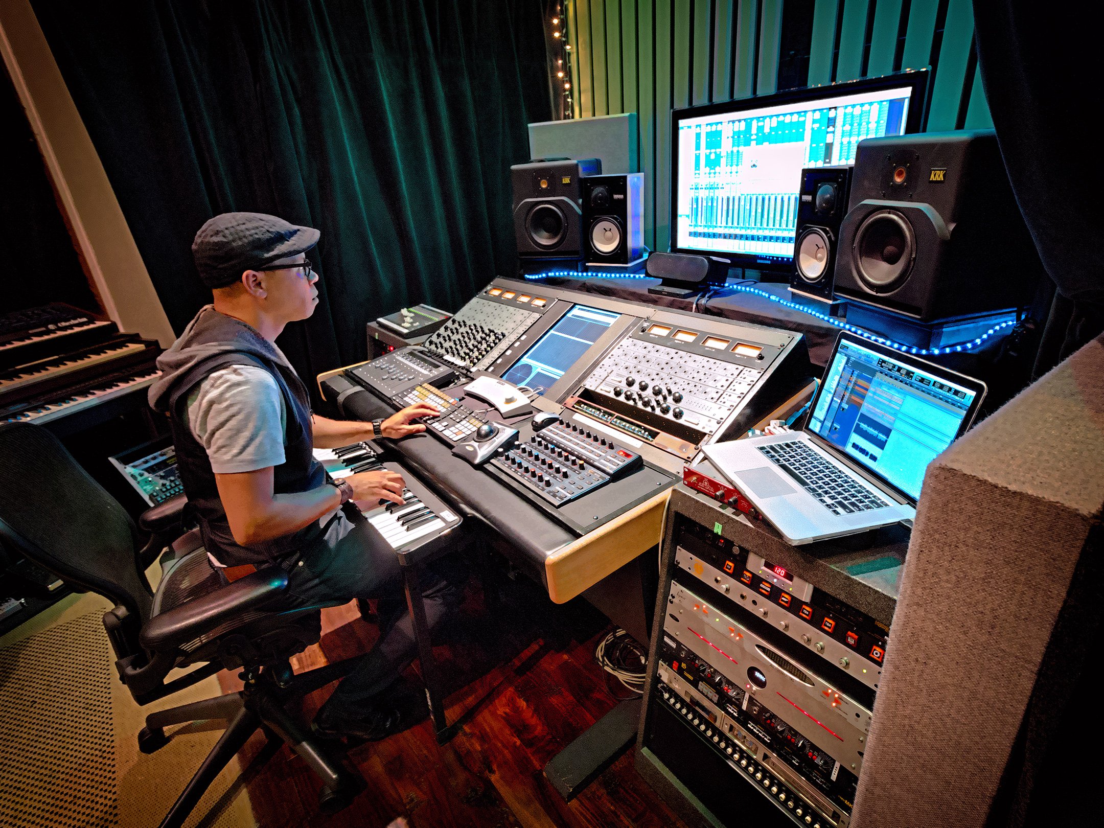 Как можно назвать звукозапись с двумя каналами. Студия звукозаписи Universal Лос Анджелес. Студия звукозаписи Лос Анджелес шатер. Студия звукозаписи FL Studio. Оборудование для звукозаписи.