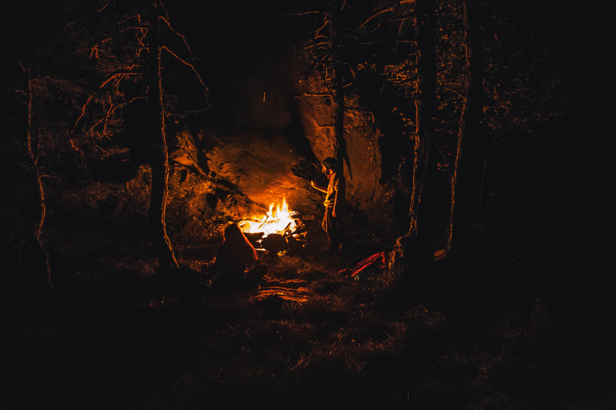 В тот вечер возле нашего огня. Ночной костер. Костер в лесу. Ночной костер в лесу. Костер в темном лесу.
