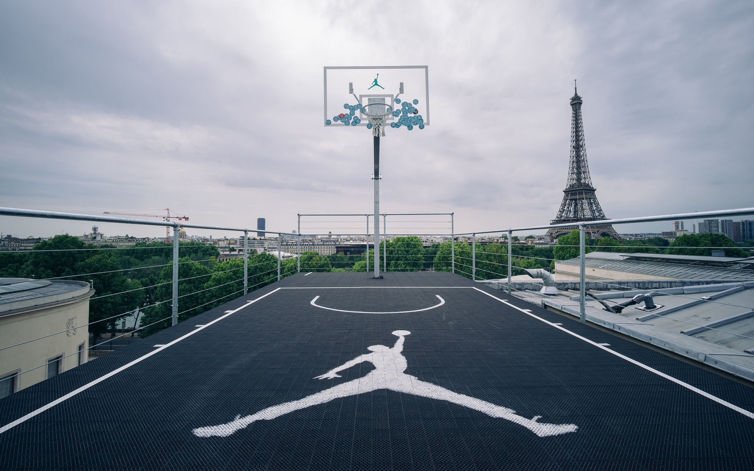 Свободные площадки. Баскетбольная площадка Лос Анджелес. Баскетбольная площадка в Париже Джордана. Баскетбольное поле красивое.