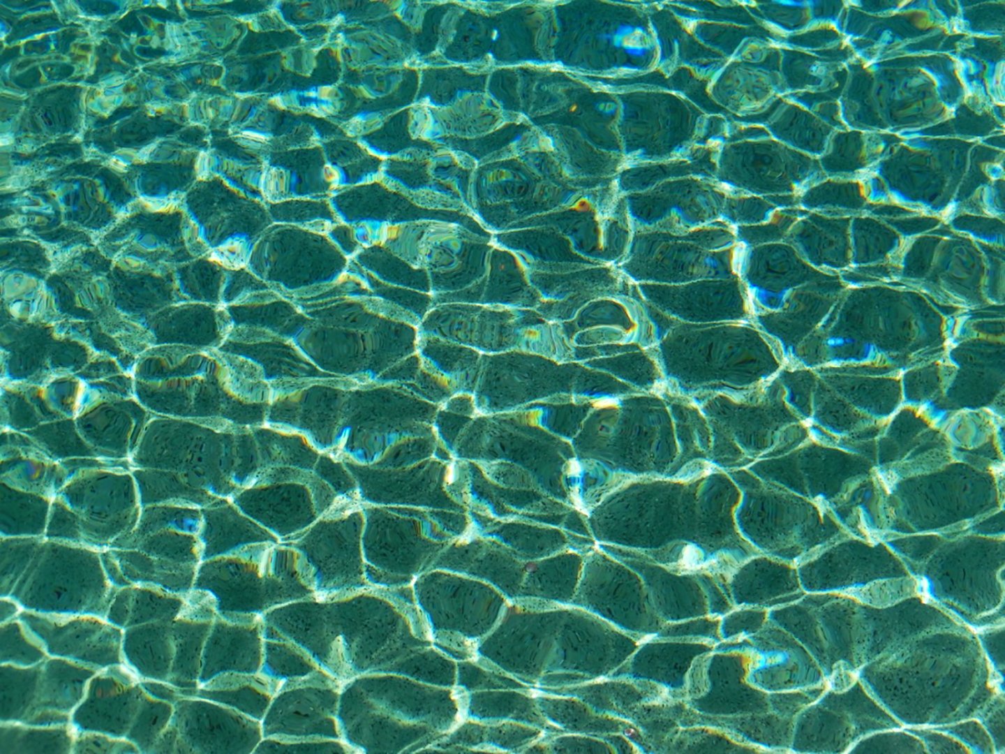 Прозрачная зеленая вода. Текстура воды. Прозрачное море. Фактура воды.
