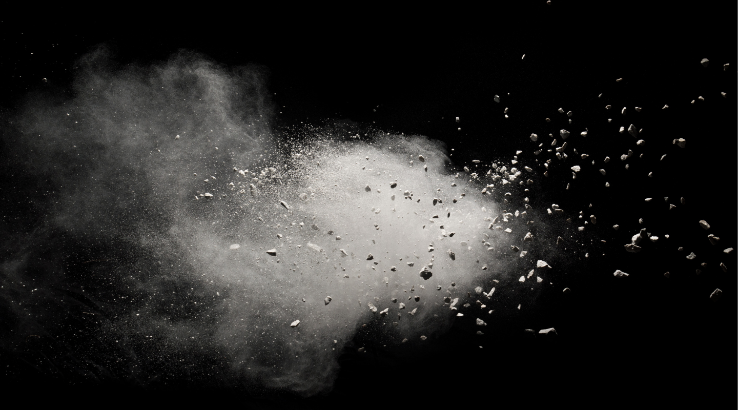 Дым представляет собой частицы сажи взвешенные. Пыль в воздухе. Текстура пыли. Пыль на черном фоне. Белая пыль.