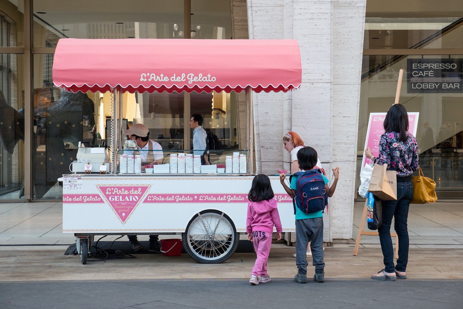 Мороженщик стали. Продавец мороженого на улице. Мороженое на улице. Мороженщик на улице. Продавать мороженое на улице.