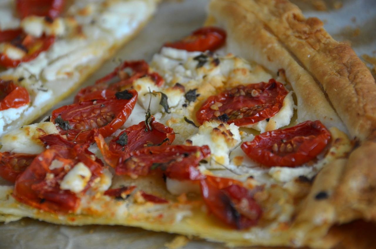 пицца со слоеным тестом бездрожжевым в духовке рецепт с колбасой и сыром фото 25