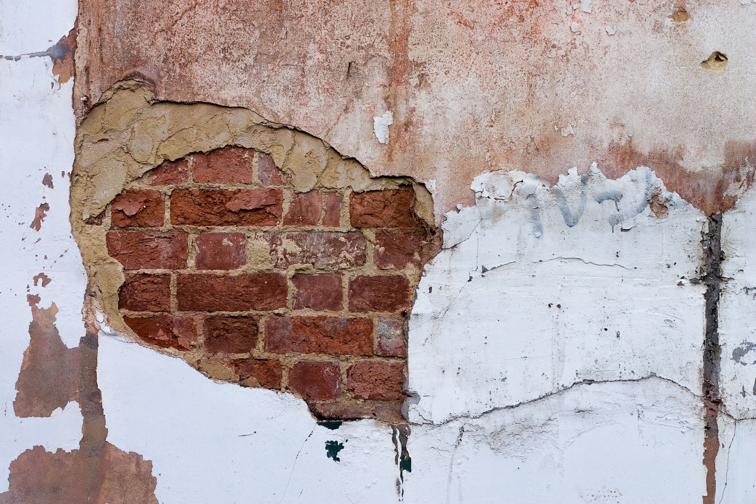 Обои трещина в стене. Разбитая кирпичная стена. Разрушенная стена. Сломанная стена. Разрушенная бетонная стена.