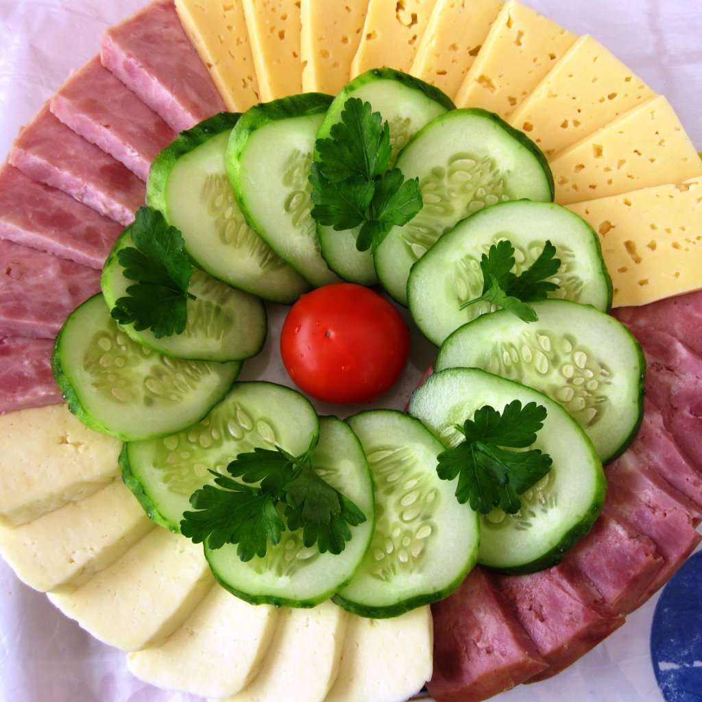 Красивая нарезка колбасы и сыра - пошаговый рецепт с фото на qwkrtezzz.ru
