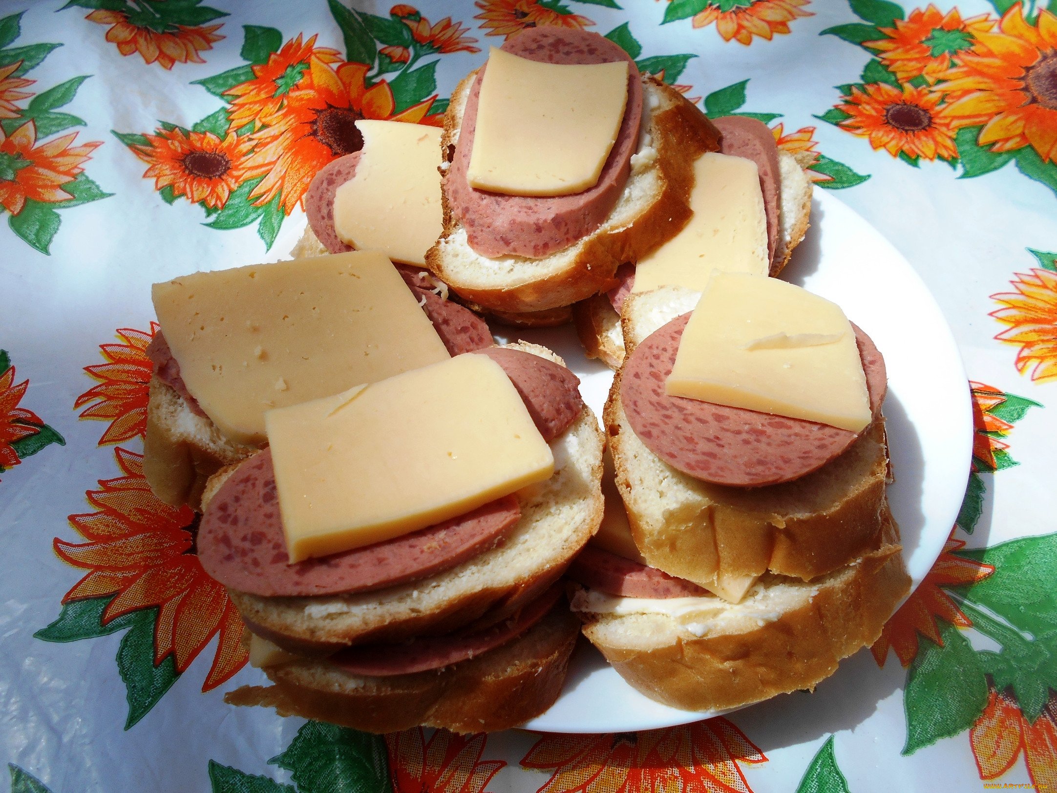 Приготовить бутерброд колбаса сыром. Бутерброд с колбасой. Бутерброды колбаса сыр. Бутерброд с маслом и колбасой. Хлеб с колбасой и сыром.