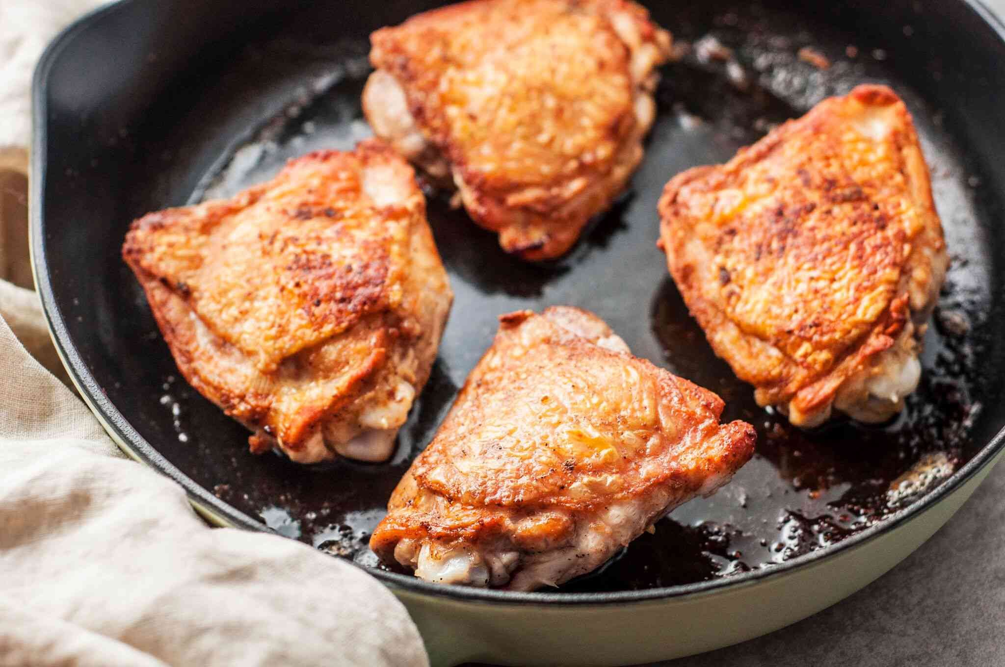 Рецепт вкусных бедер куриных на сковороде. Бедро куриное запеченное. Бедра в духовке с хрустящей корочкой. Бедро куриное жареное. Бедрышки куриные жареные.