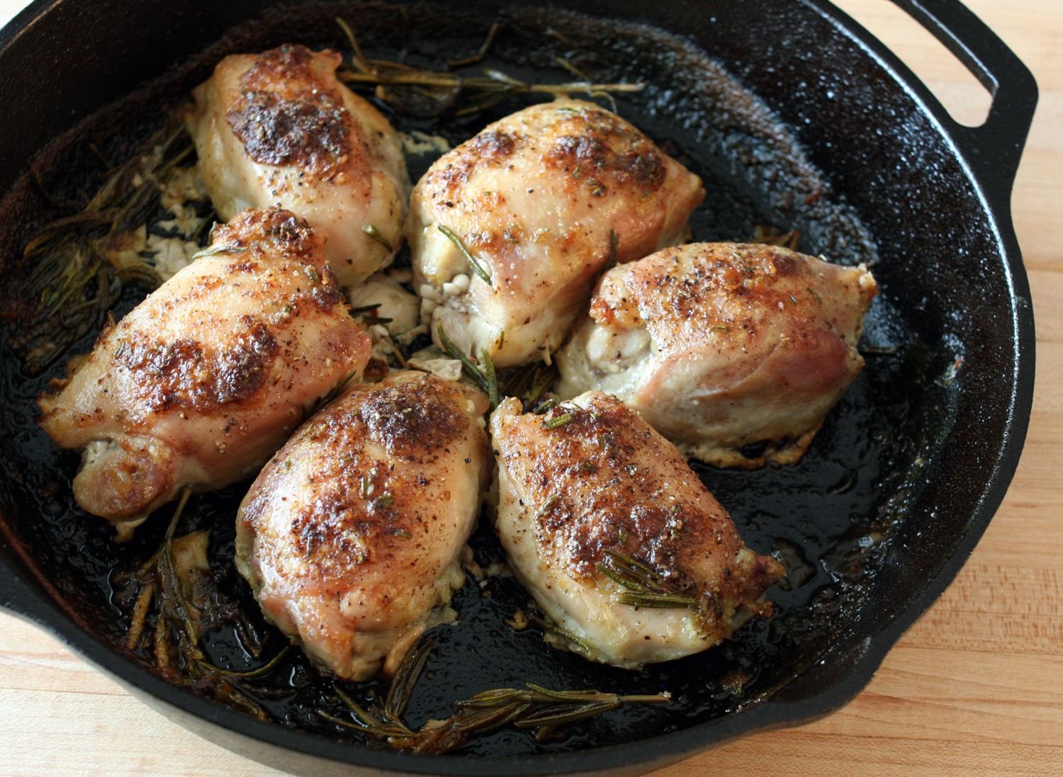 Жарится курица на сковороде. Куриные бёдра на сковороде. Бедро куриное жареное. Жареные бедра курицы на сковороде. Бедрышки куриные на сковороде.