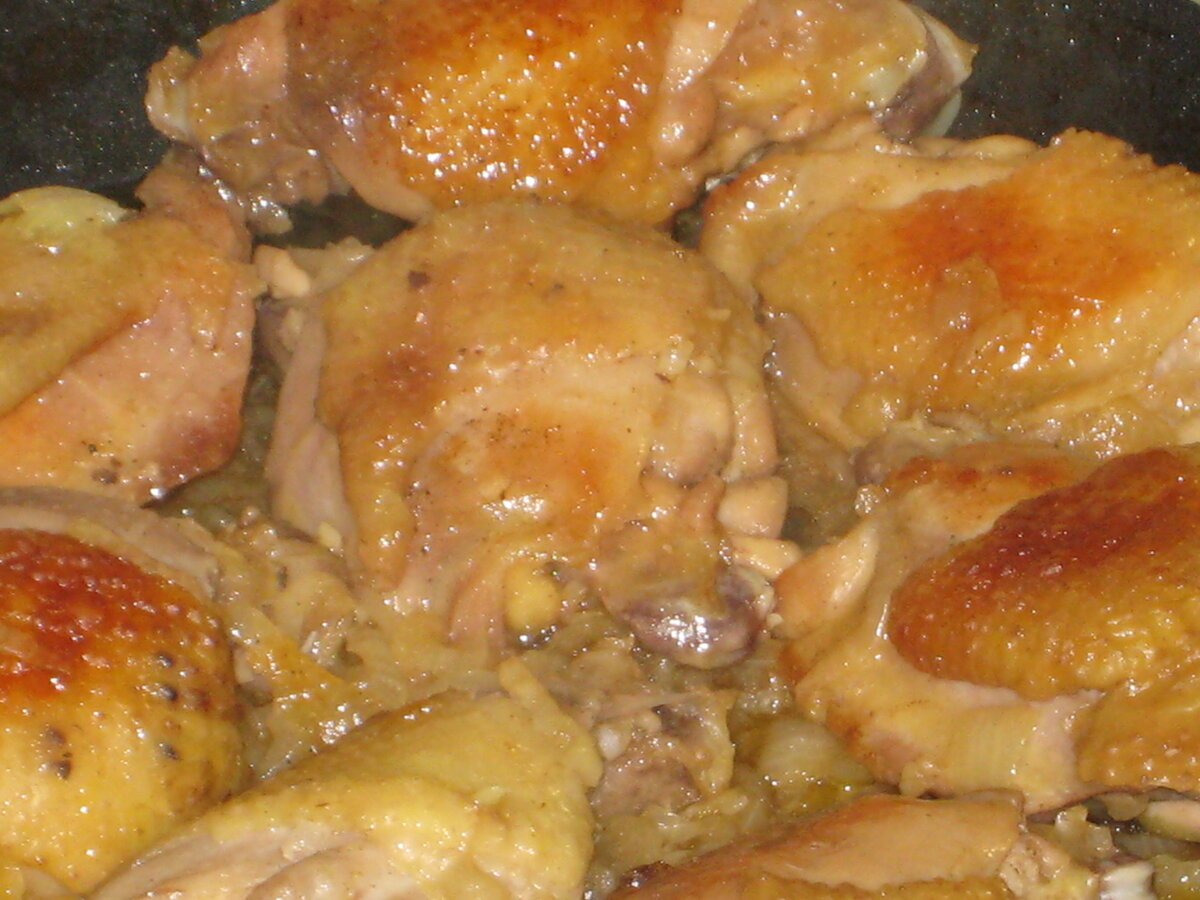 Рецепт вкусных бедер куриных на сковороде. Куриные бёдра на сковороде. Бедрышки куриные на сковороде. Бедро куриное. Жареные бедрышки на сковороде.