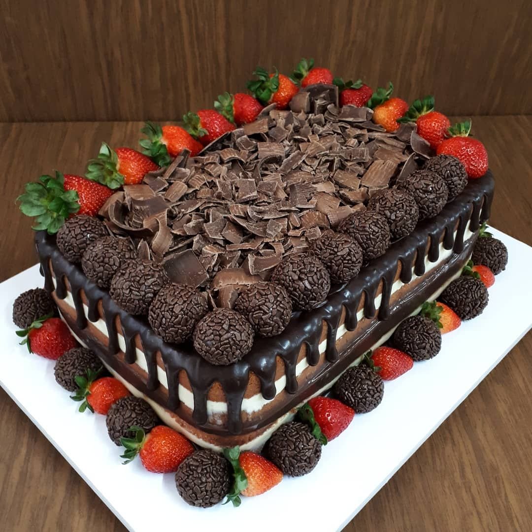 Торт домашний для мужчины. Шоколадный торт. Украшение прямоугольного торта. Украшение шоколадных тортов фруктами. Торт с шоколадным декором.
