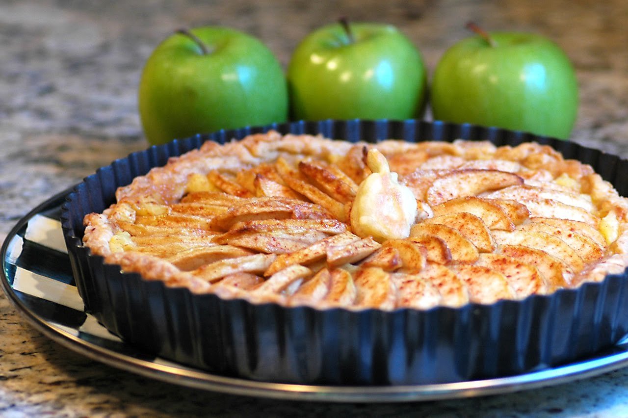 Пирог с яблоками и тыква рецепт. Яблочный пирог. Французский яблочный пирог. Шарлотка с яблоками. Красивая шарлотка с яблоками.