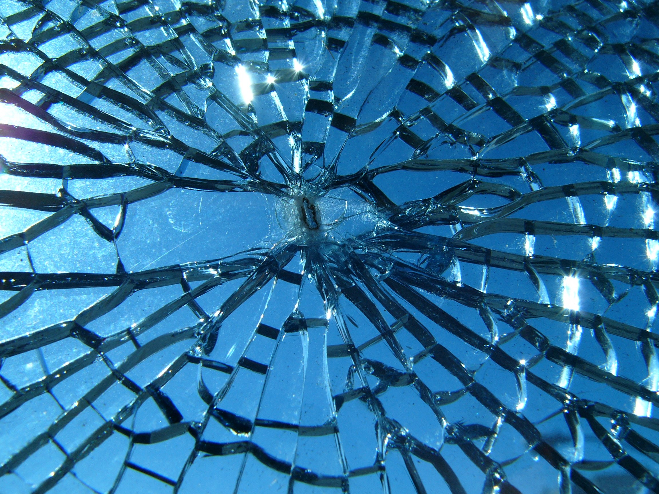 Фотография разбитого стекла. Разбитое стекло. Треснувшее стекло. Красивое стекло. Битые стекла.