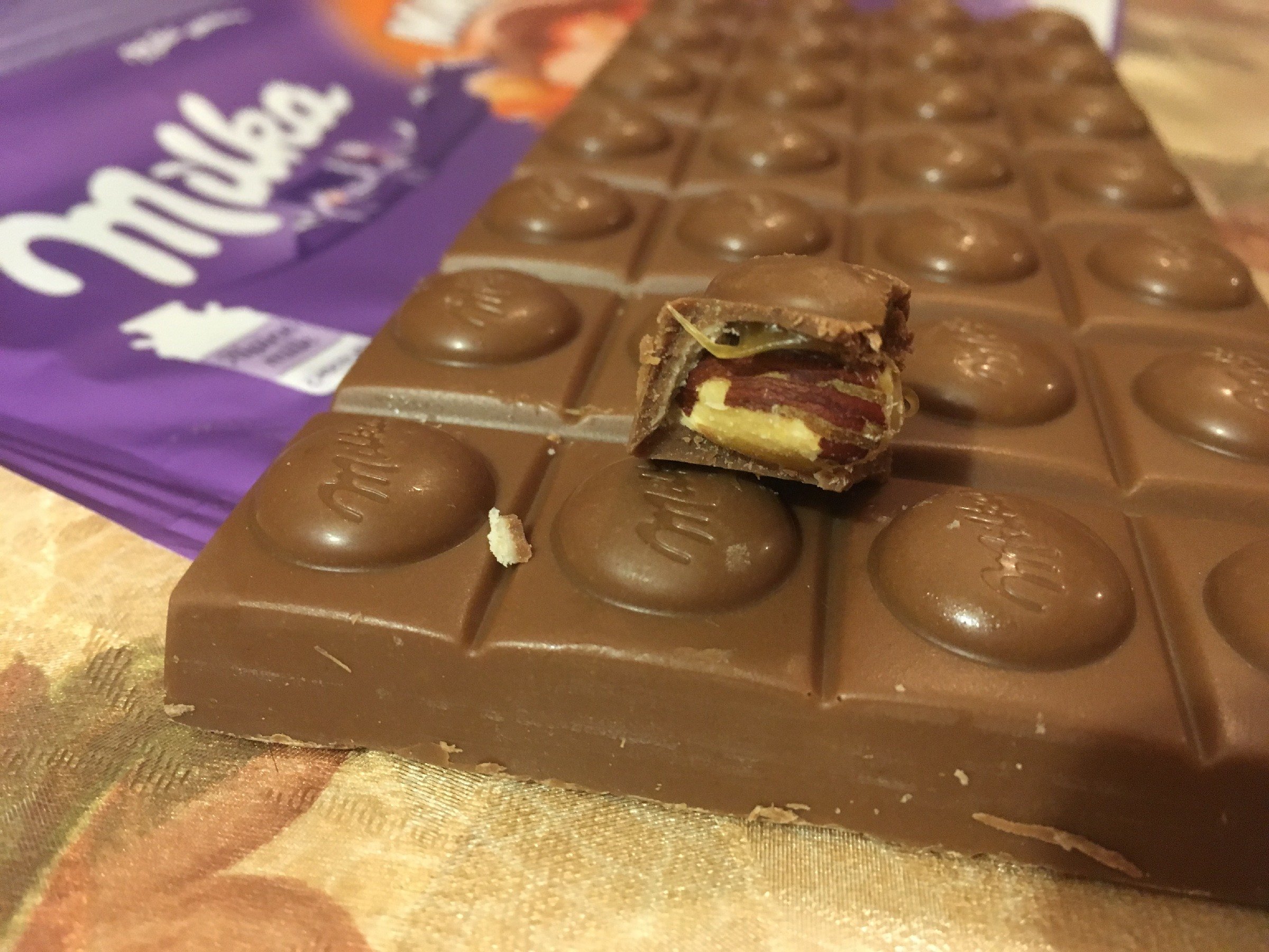 Шоколад бол. Большая шоколадка. Большая плитка шоколада. Огромная шоколадная плитка. Огромная плитка шоколада.