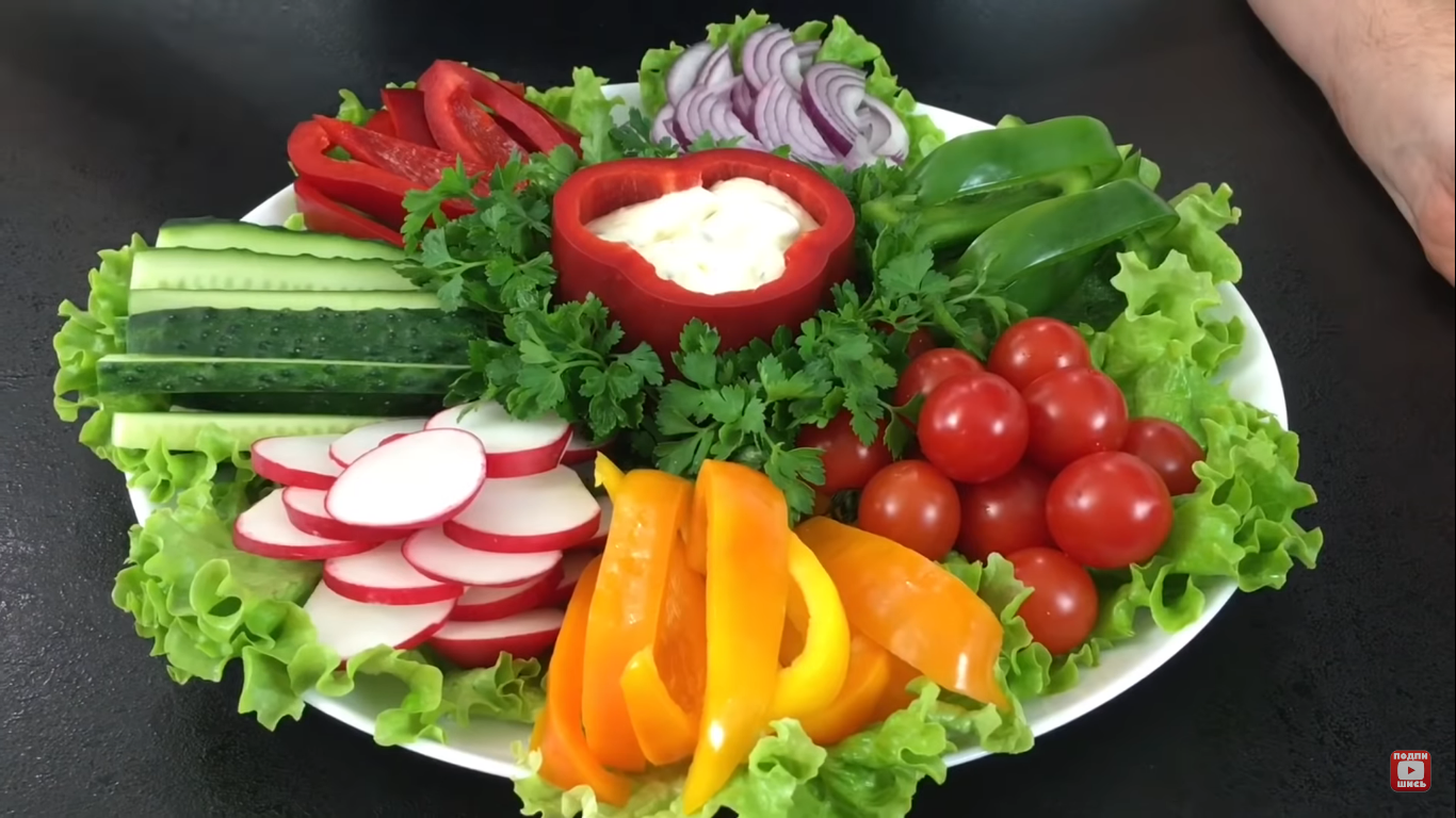 Фото нарезки овощей. Овощная нарезка. Красивая овощная нарезка. Овощная тарелка. Сервировка овощной нарезки.
