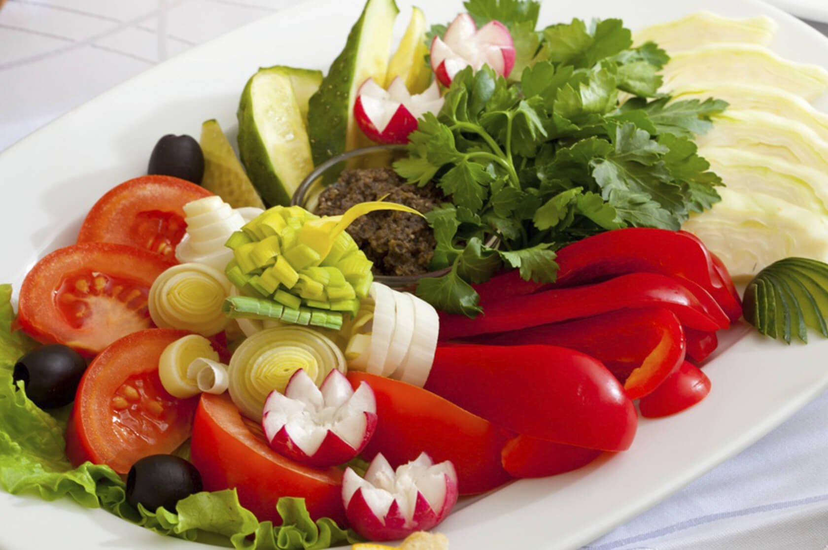 Свежие овощи и сыры