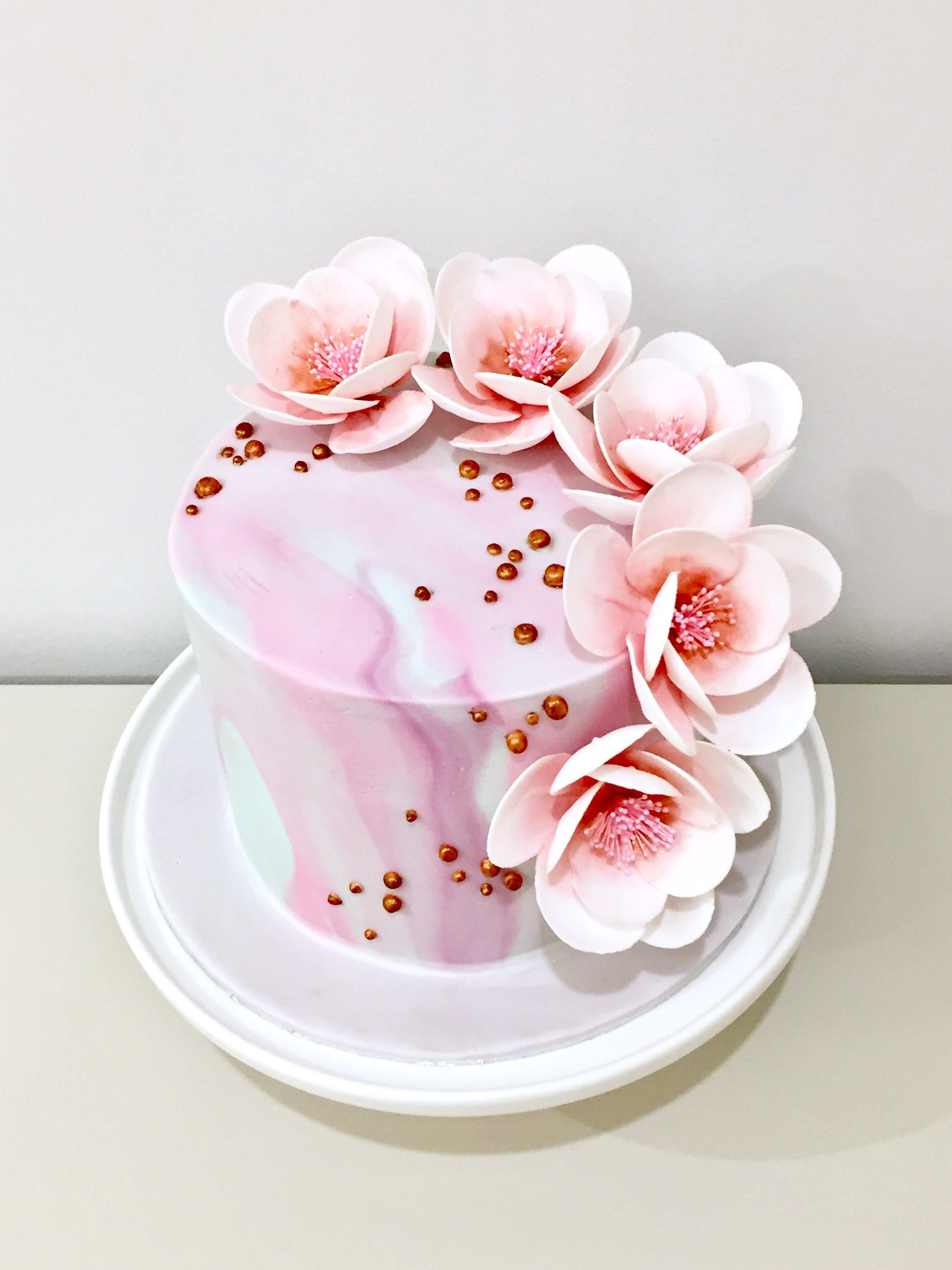 Сакура съедобная. Торт Сакура. Вафельные цветы для торта. Торт с вафельными цветами. Нежное украшение торта.