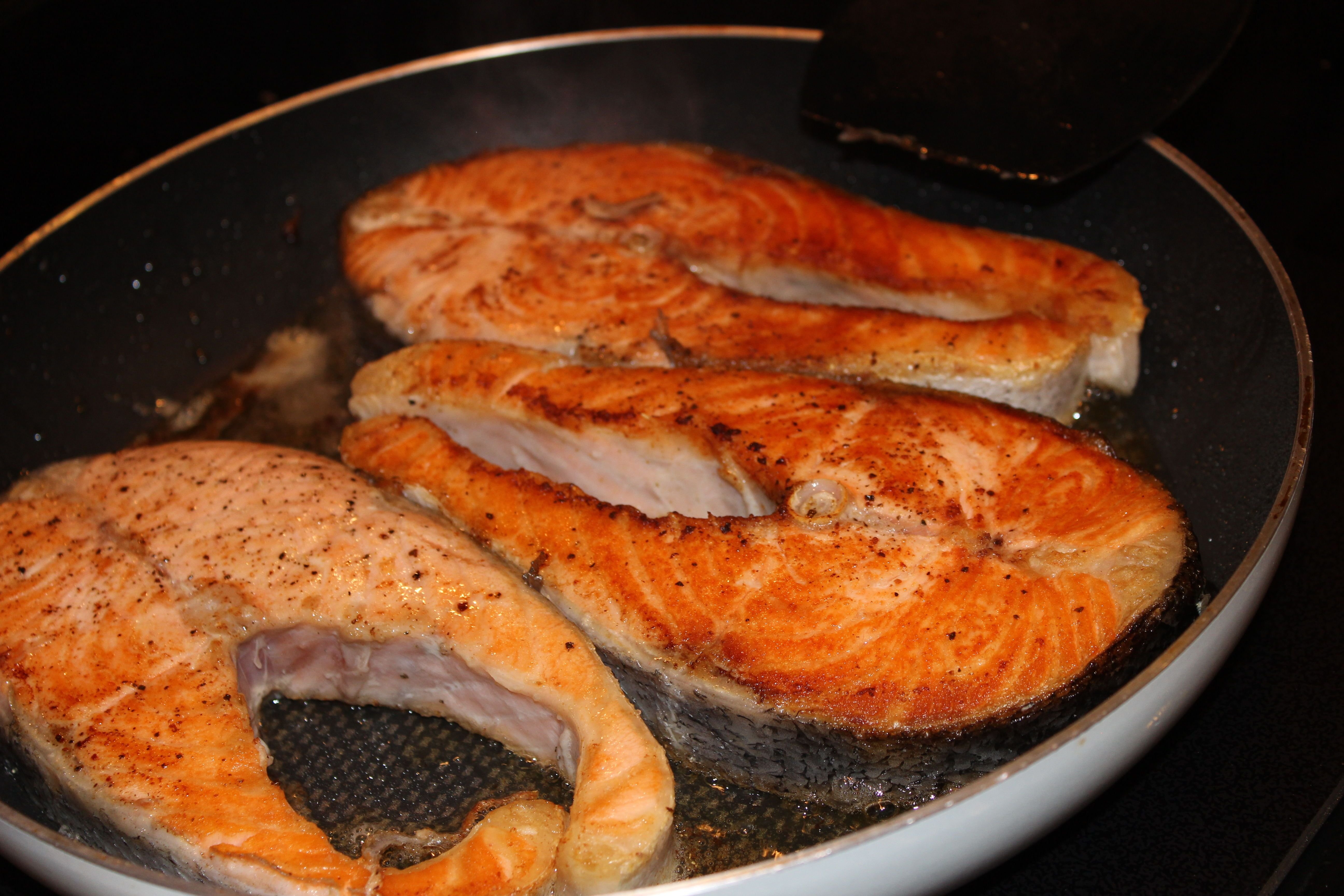 Как пожарить лососевую рыбу