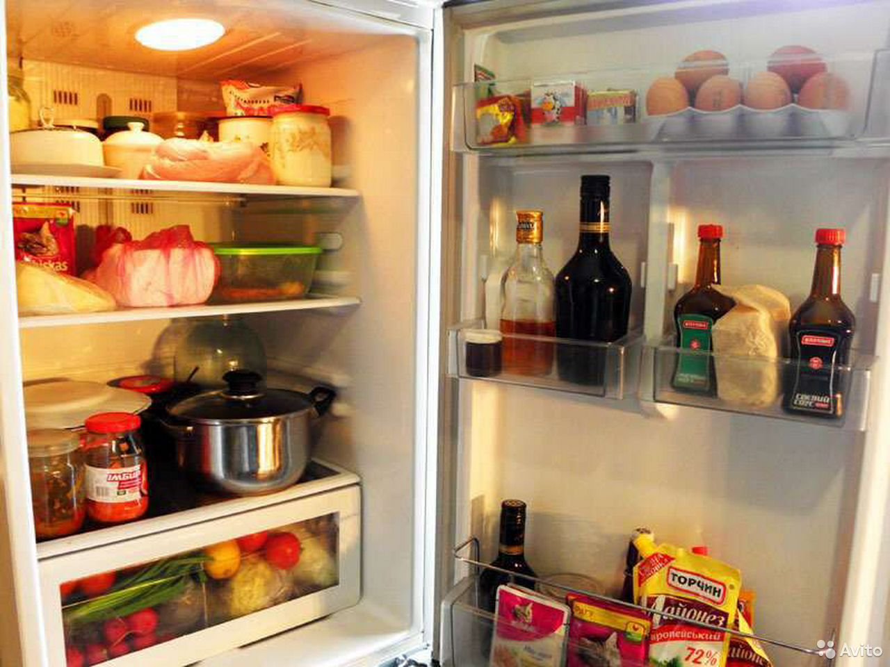 Почему в домашние холодильники рекомендуют помещать. Полный холодильник. Холодильник с продуктами. Полный холодильник продуктов. Холодильник с едой.