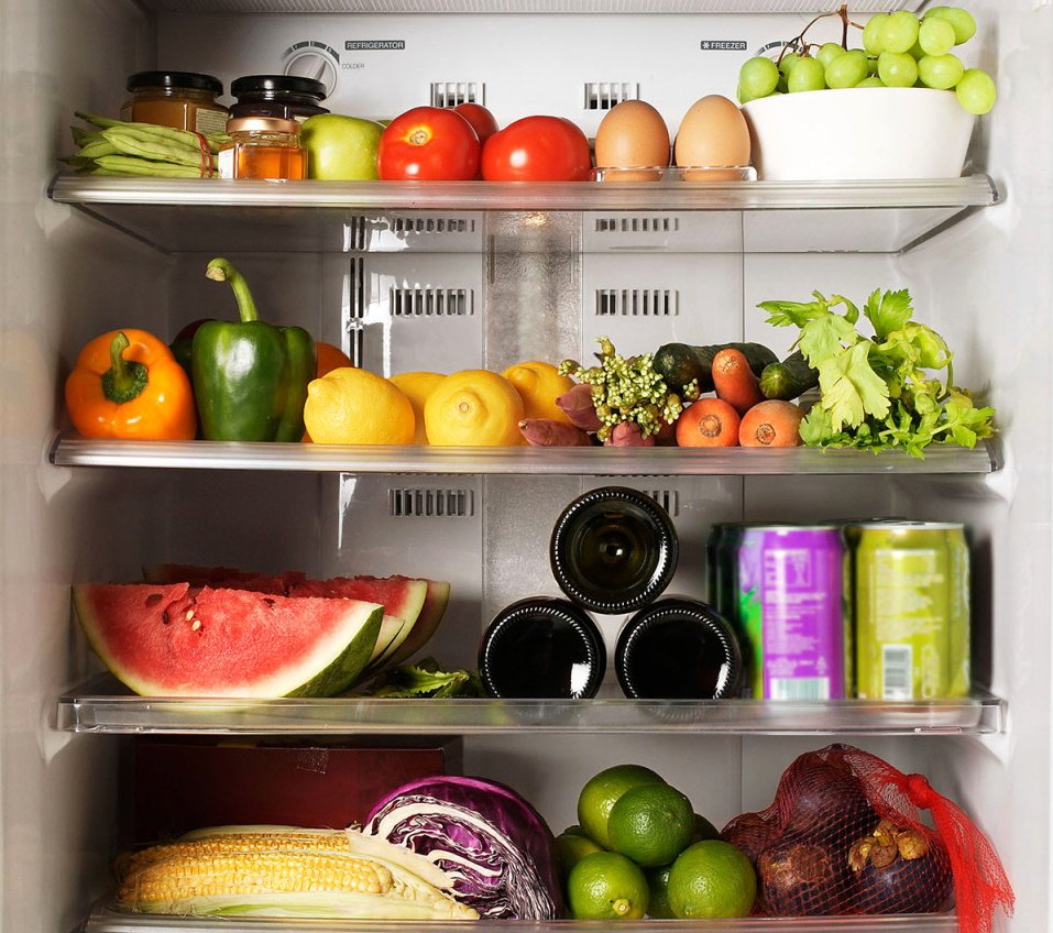Какой продукт есть в холодильнике. [Jkjlbkmybr c ghjkernfvb. Холодильник с продуктами. Холодильник с едой. Овощи и фрукты в холодильнике.