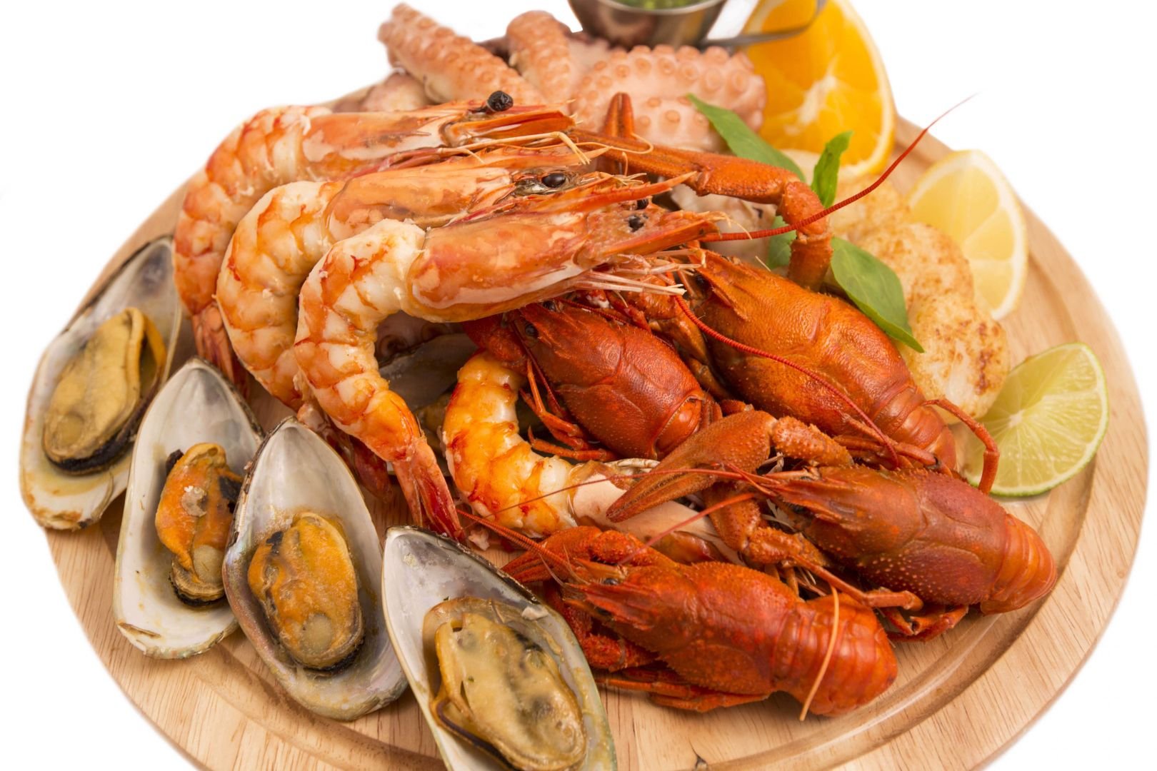 Раки спб недорого. Ракообразные (Крабы, лангусты, омары, креветки, раки),. Морской деликатес лангуст. Тарелка с морепродуктами.