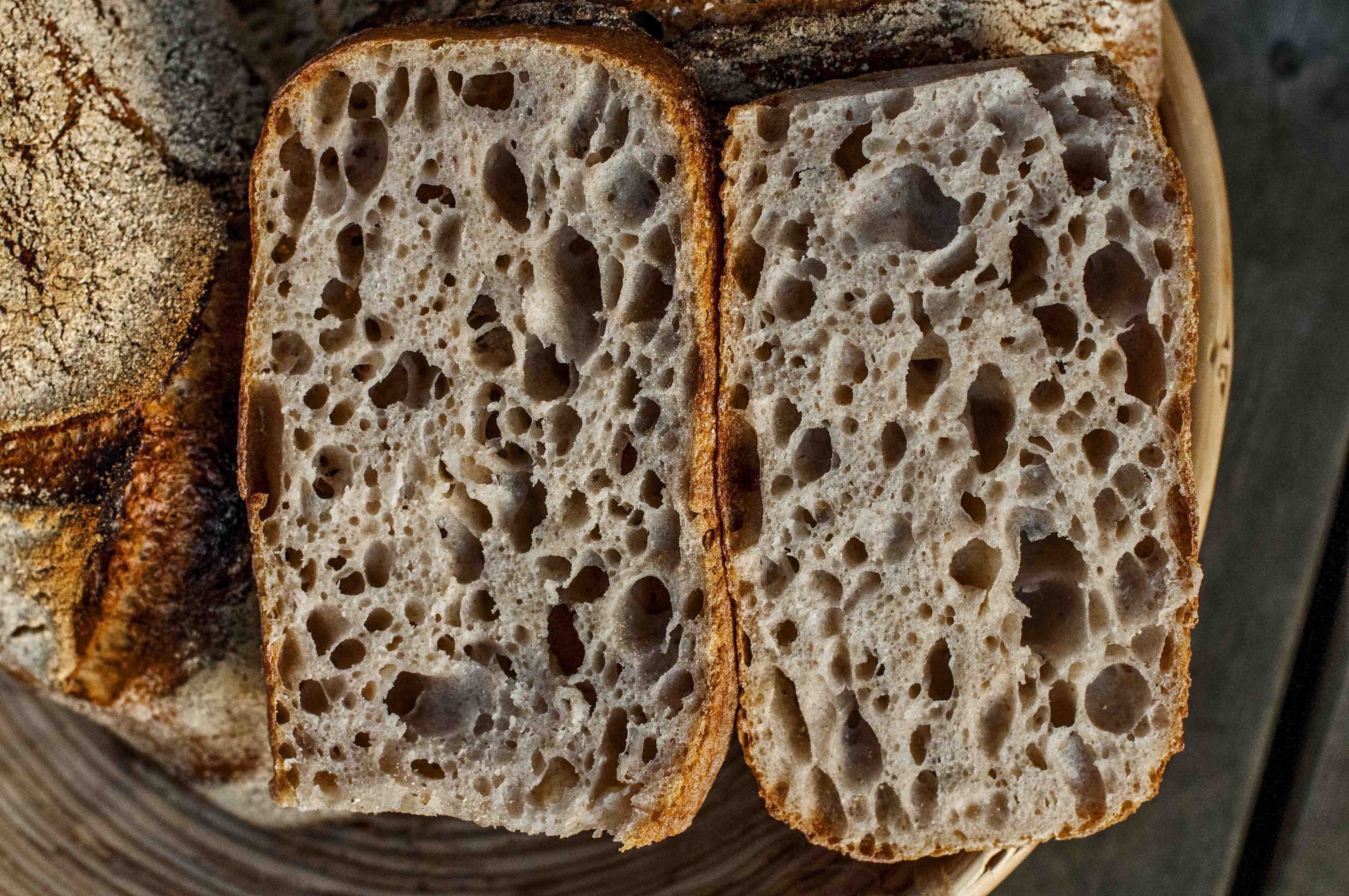 Что внутри хлеба. Итальянский хлеб чиабатта. Итальянская булка чиабатта. Чиабатта солодовая. Хлеб чиабатта темный итальянский.