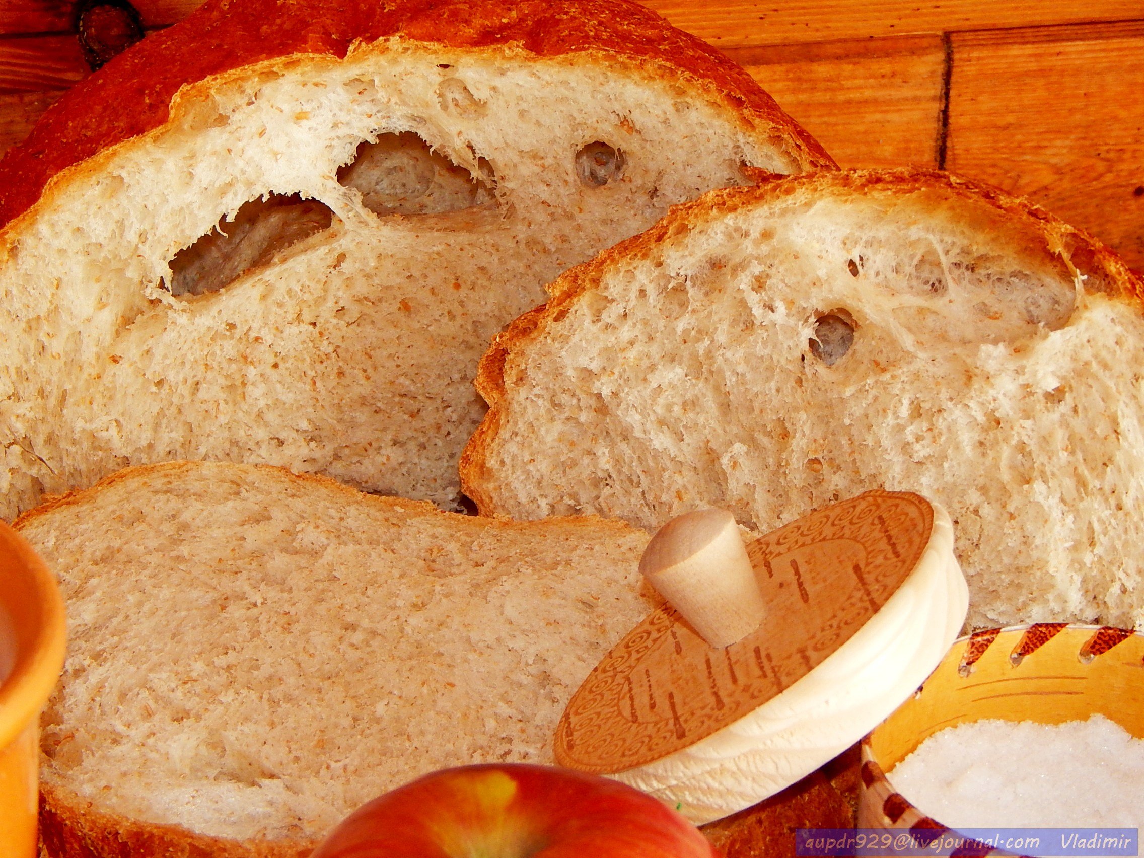 Что внутри хлеба. Хлеб. Хлеб с дырочками. Хлеб на столе. Хлеб в разрезе.