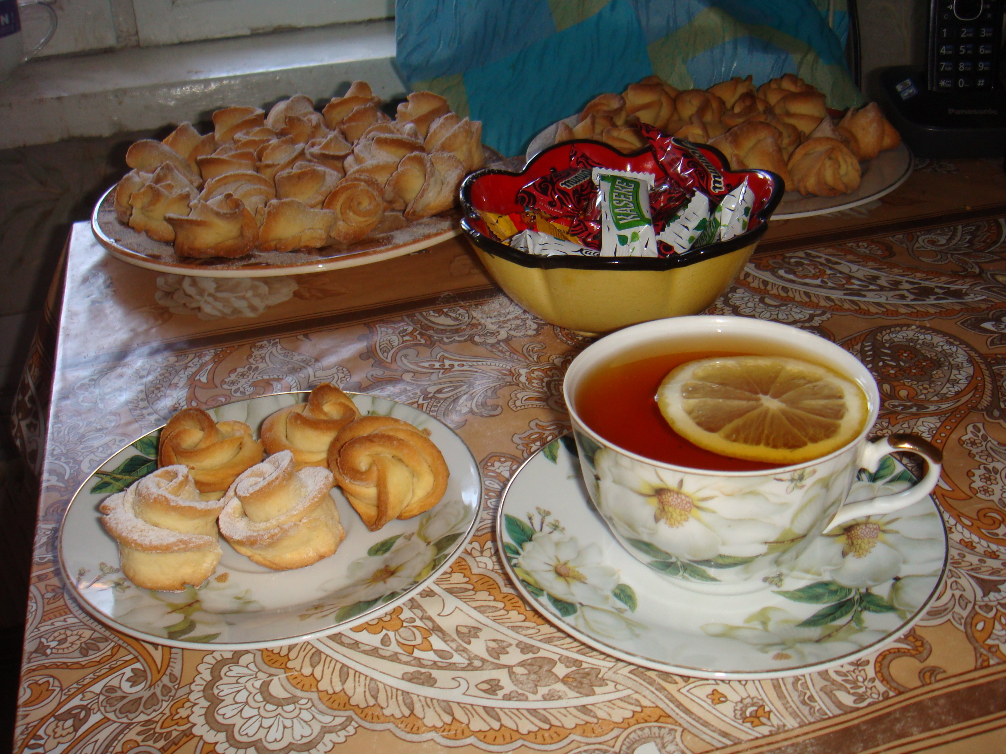 Попить вкусного чаю. Сладости к чаю. Пирожки на столе. Чайный стол с пирогами. Чай с пирогами.
