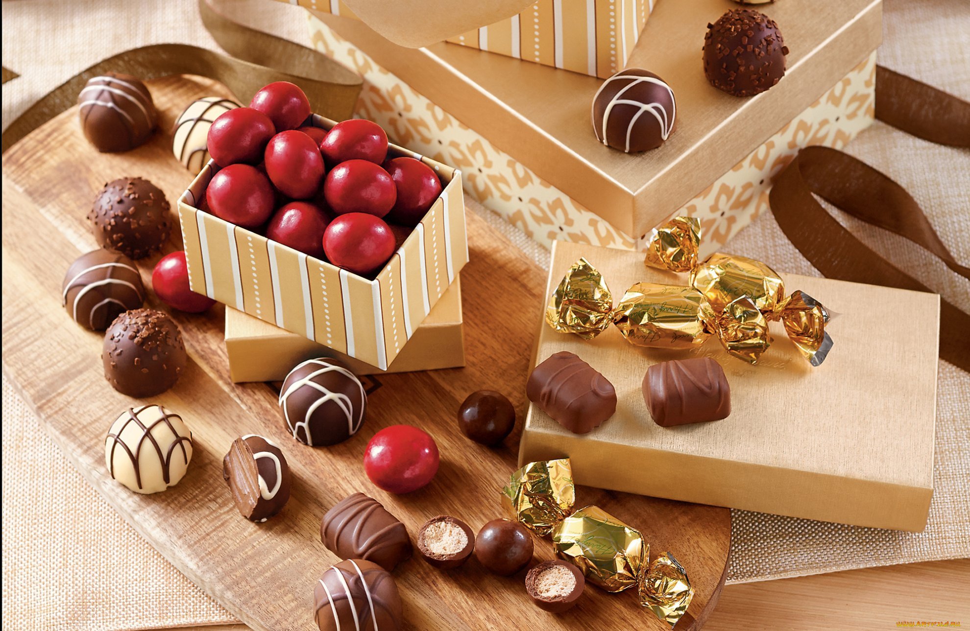 Шоколад столе. Шоколадные конфеты. Красивые конфеты. Красивые шоколадные конфеты. Конфеты шоколадные в коробке.