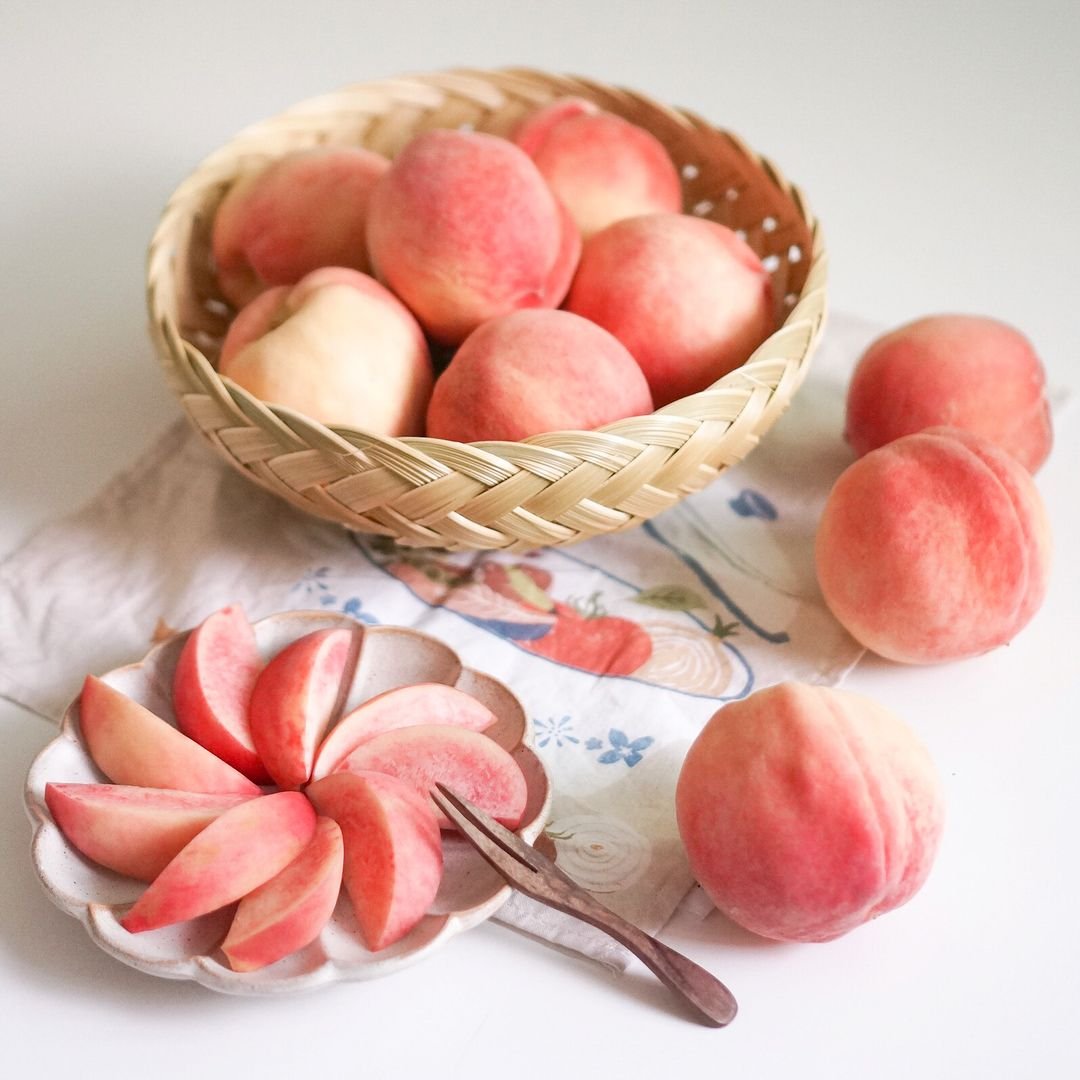 Красивые персики девушек. Розовый персик. Сладости персикового цвета. Японский персик. Персики Эстетика.