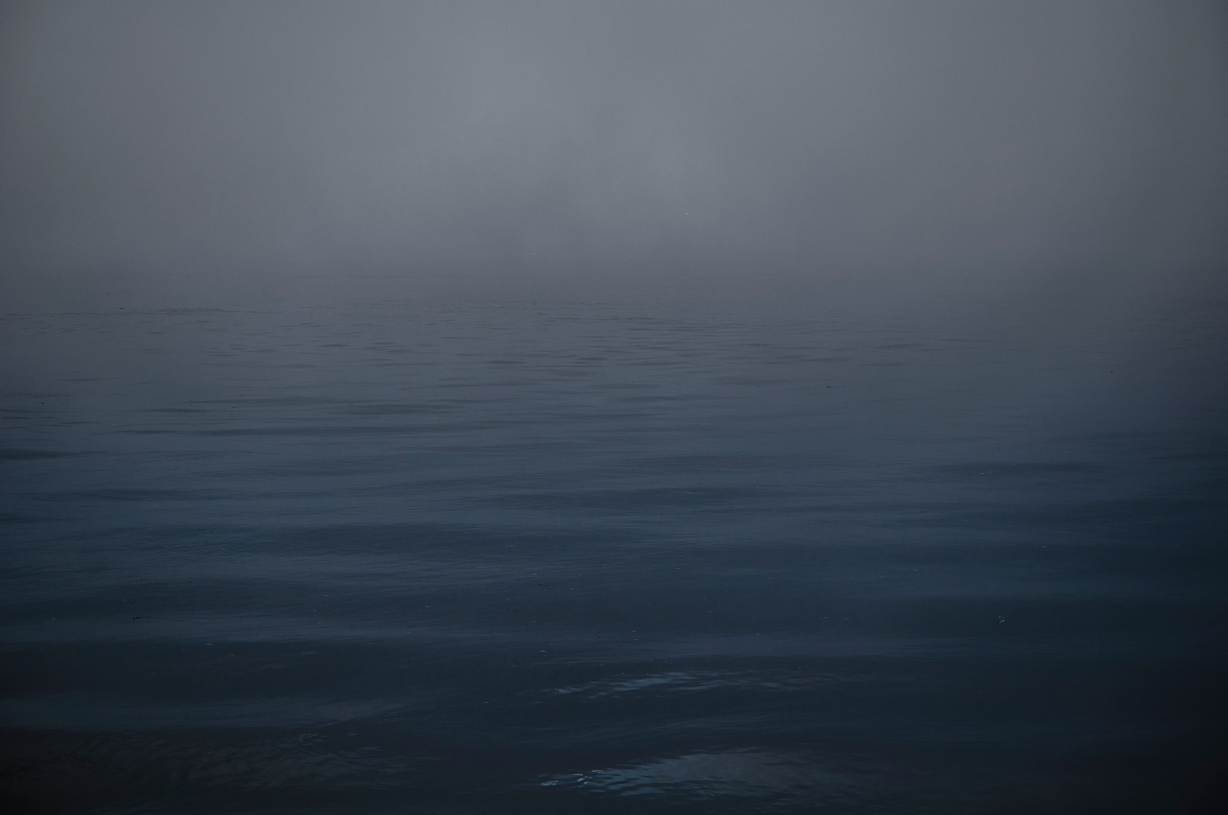 Задание темная вода. Темные воды. Фон море темное. Темная поверхность воды. Вода на темном фоне.