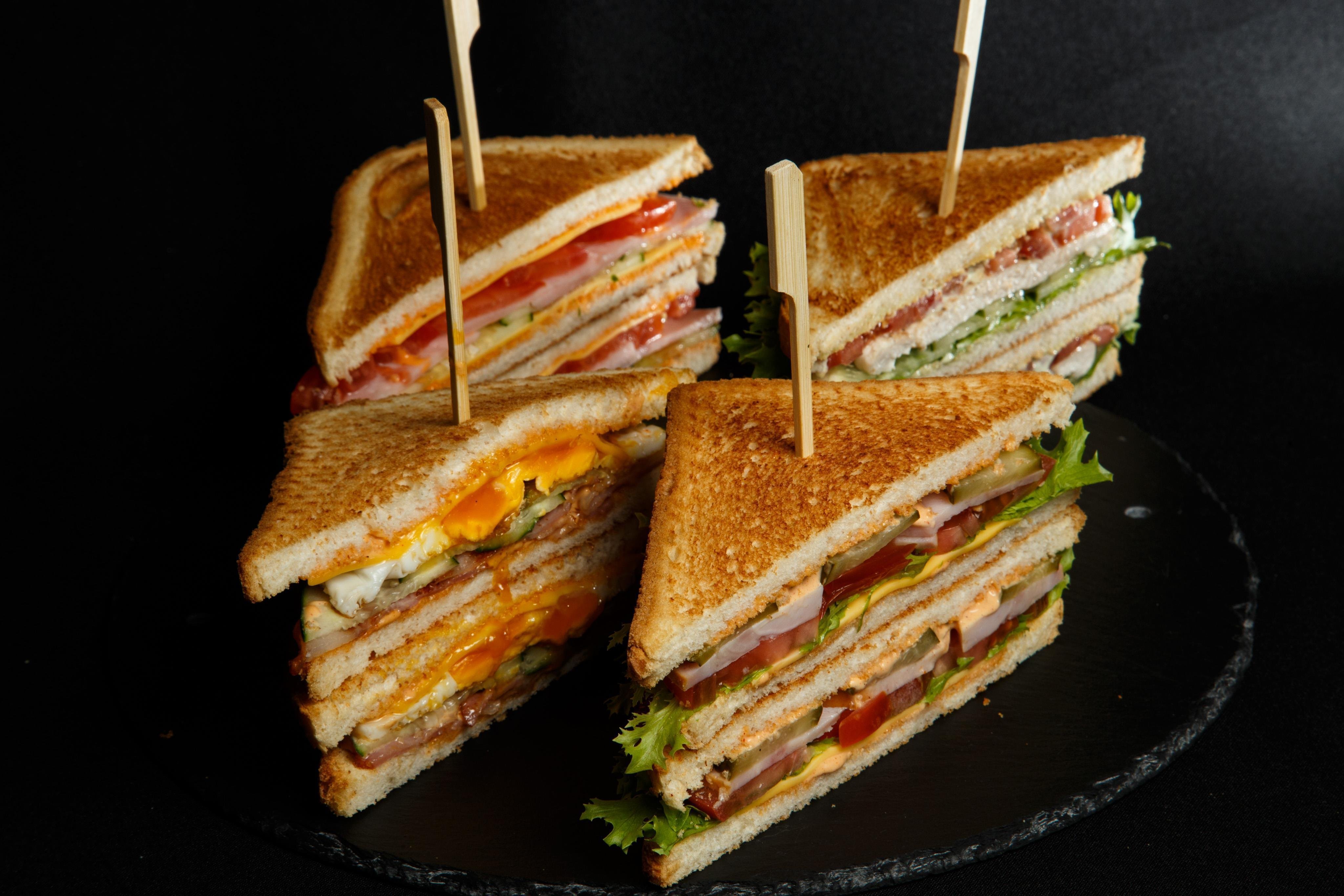 Сэндвичи саранск. Сэндвич треугольный. Сэндвич бутерброд. Треугольные бутерброды. Английский сэндвич.