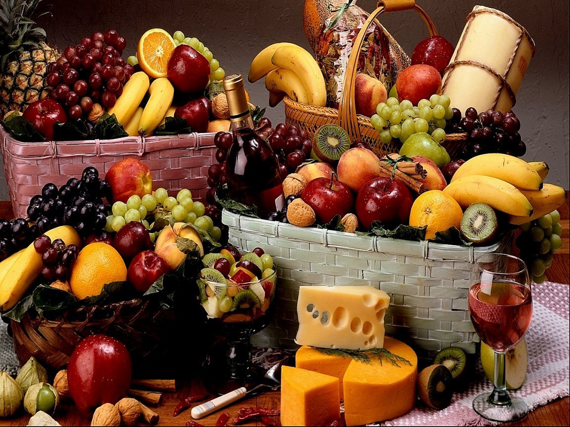 Пища где много. Изобилие фруктов и овощей. Еда фрукты. Корзинка с овощами и фруктами. Овощи и фрукты на столе.